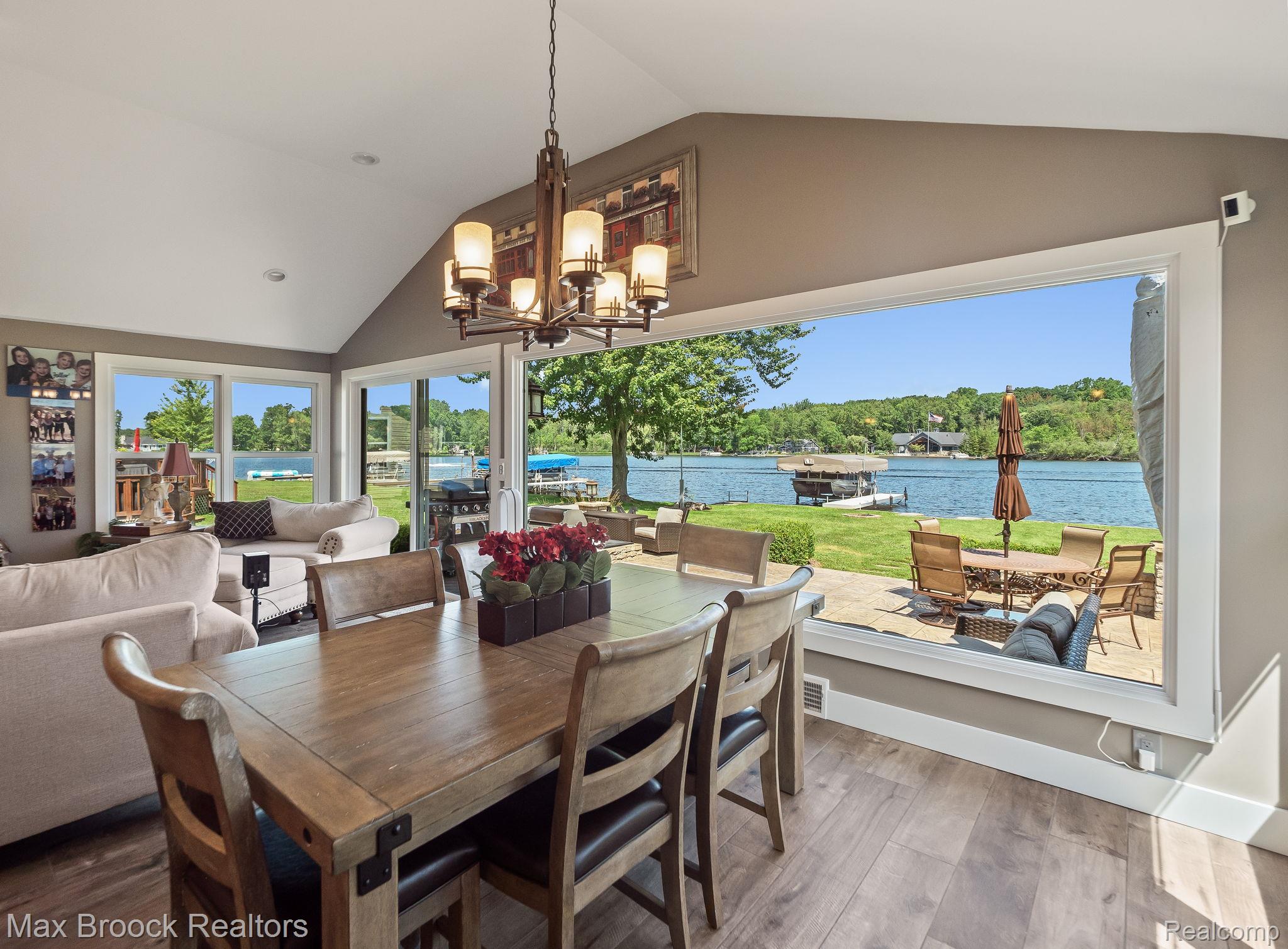 4295 Shoreview Lane