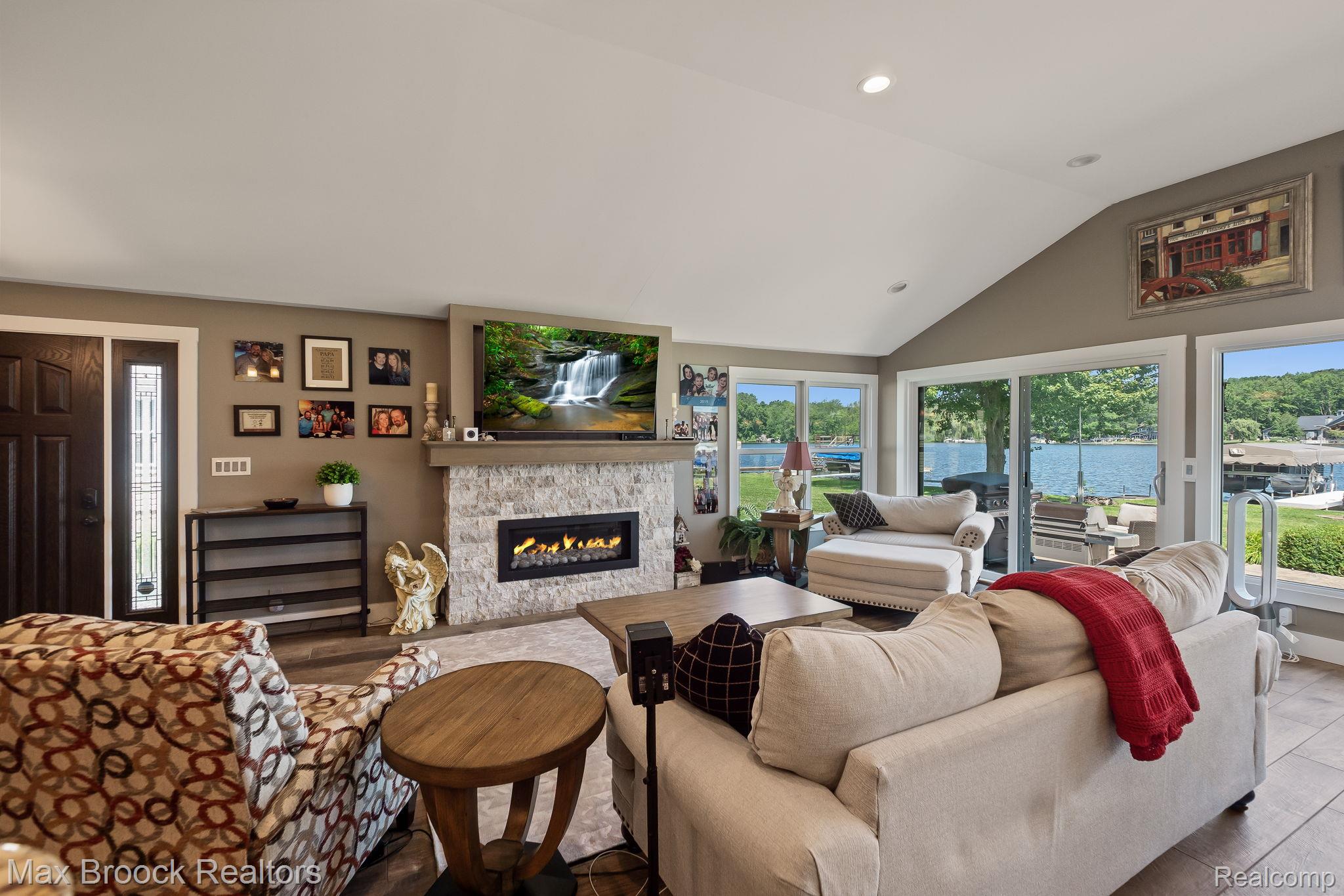 4295 Shoreview Lane