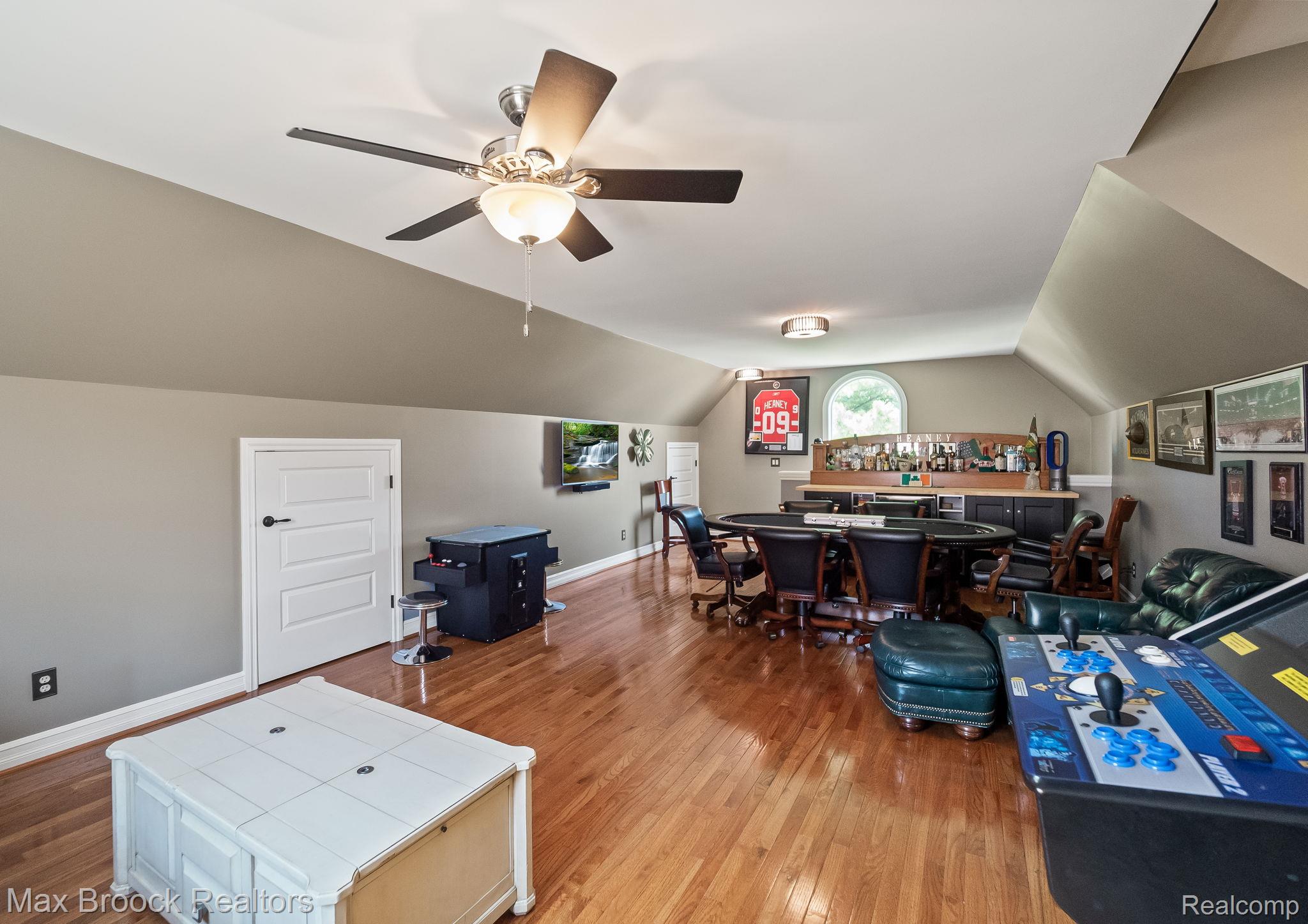 4295 Shoreview Lane