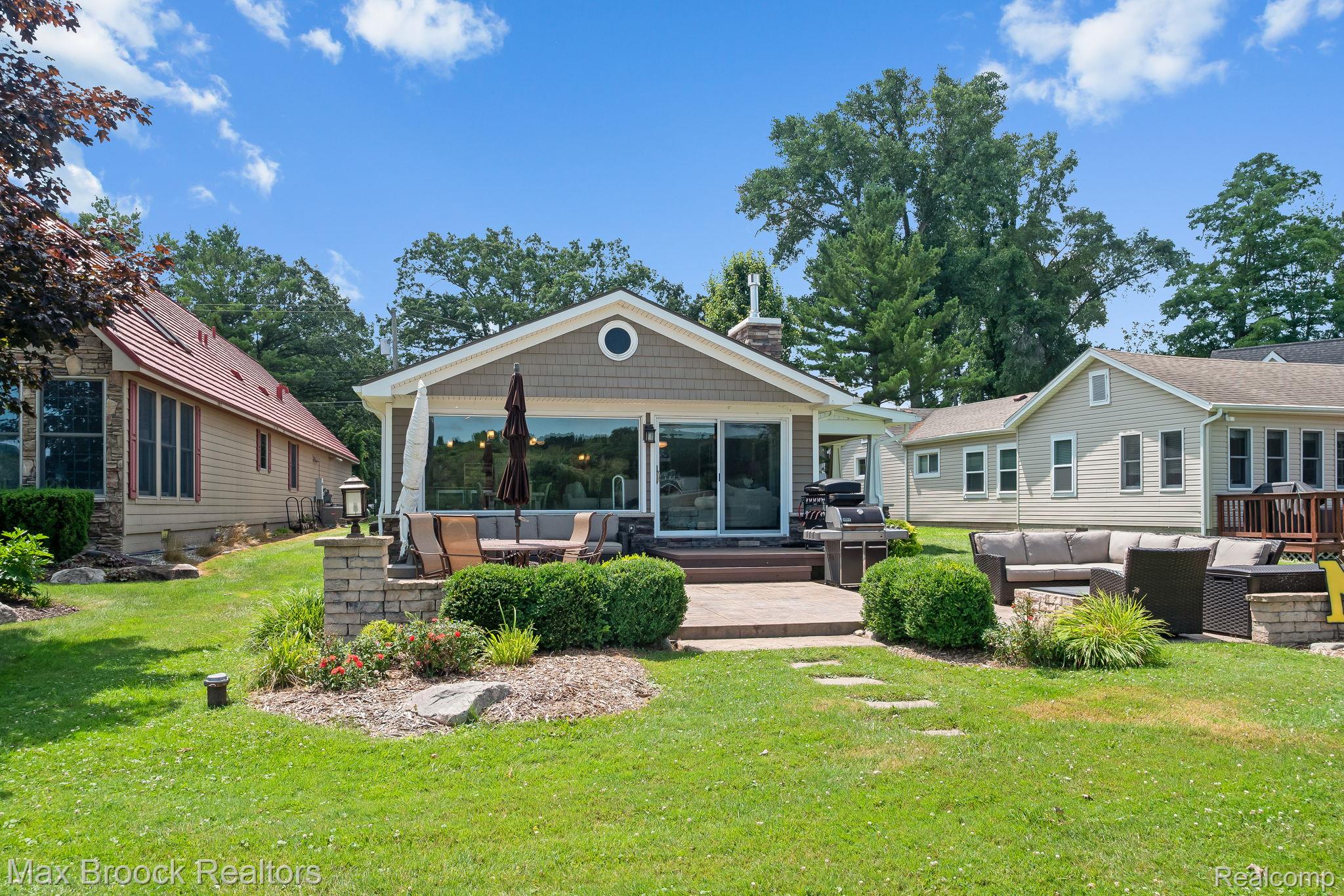 4295 Shoreview Lane