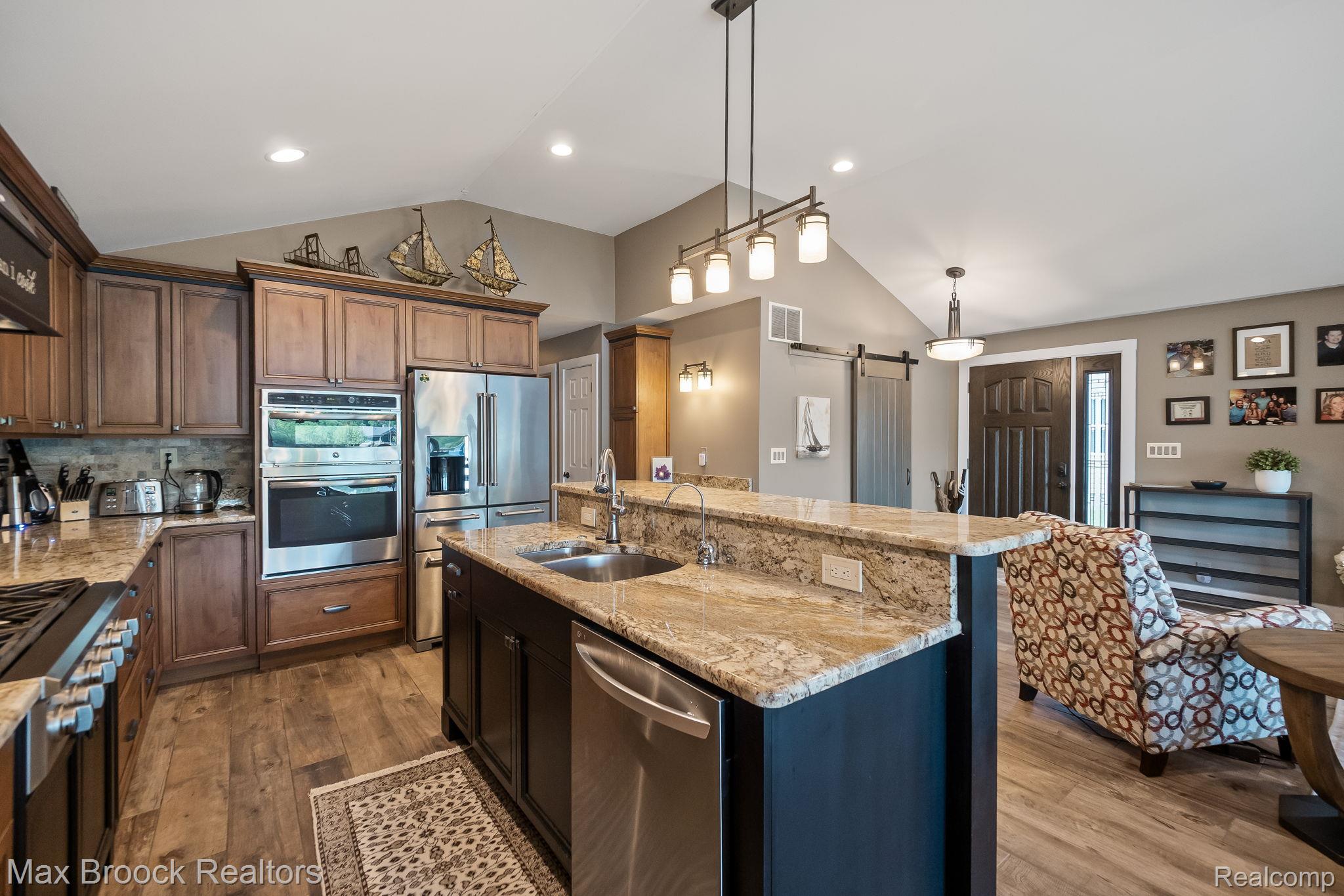 4295 Shoreview Lane