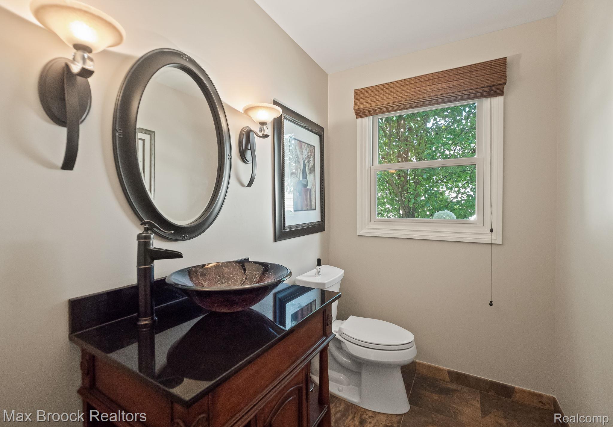 4295 Shoreview Lane