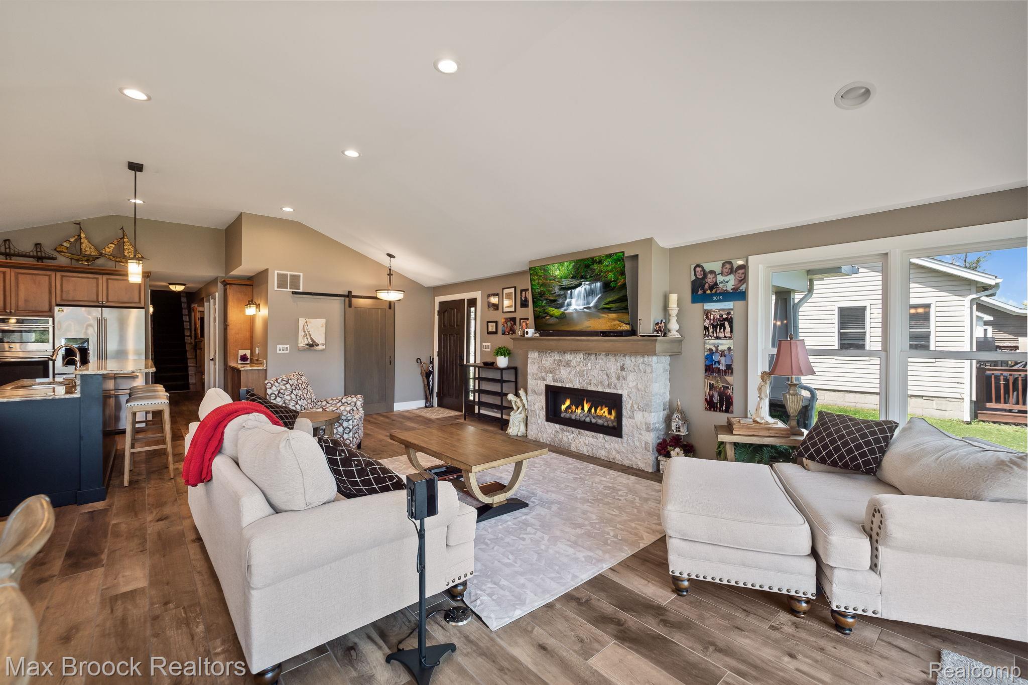 4295 Shoreview Lane