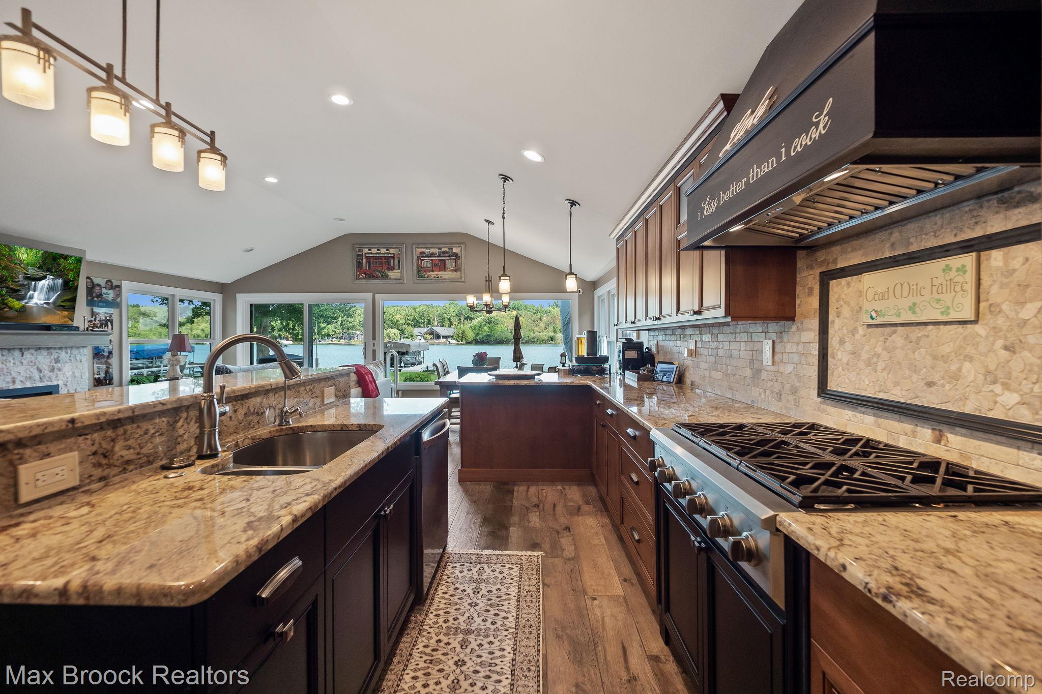 4295 Shoreview Lane
