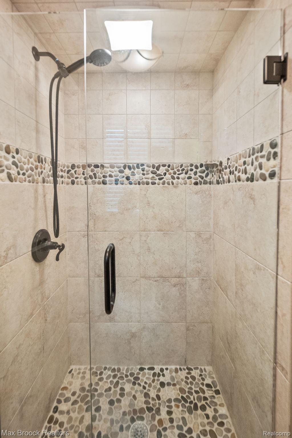 4295 Shoreview Lane