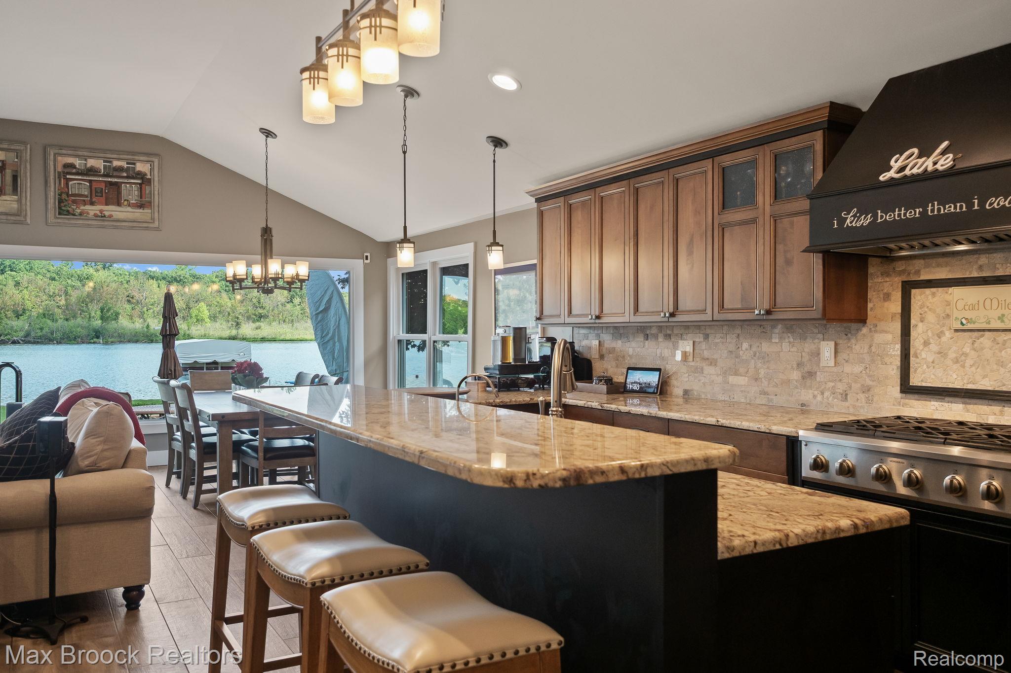 4295 Shoreview Lane