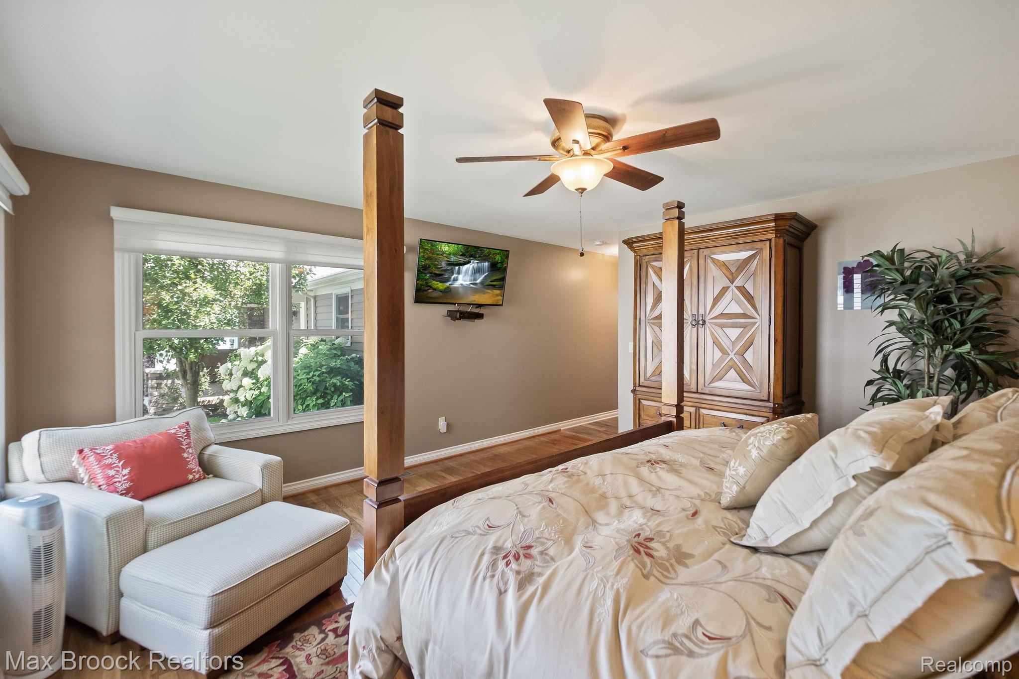 4295 Shoreview Lane