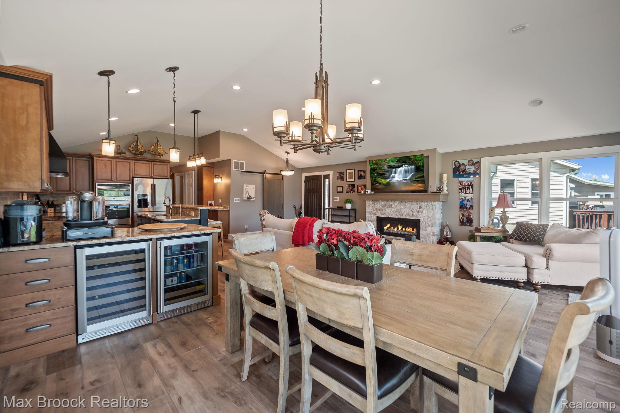 4295 Shoreview Lane