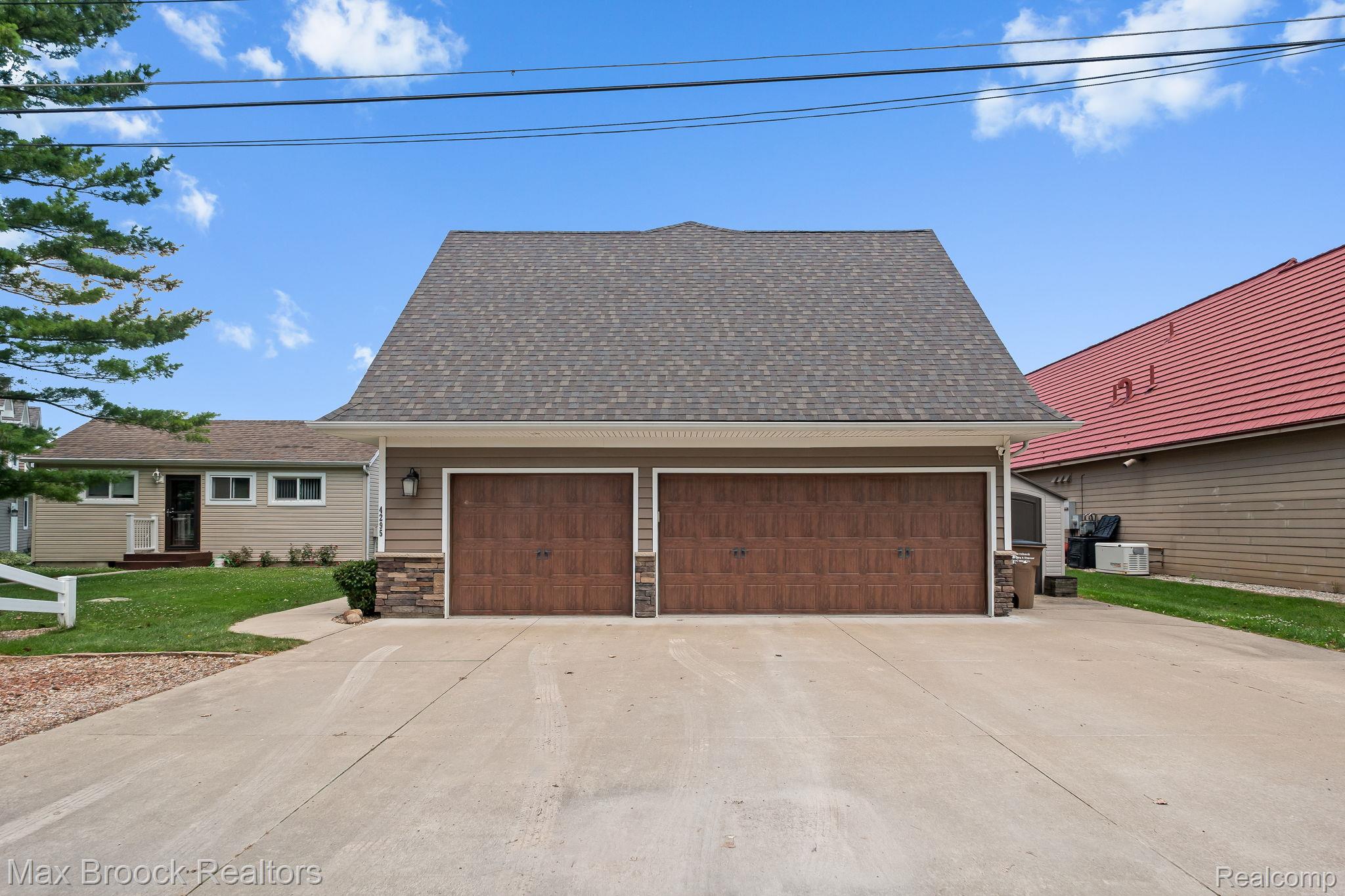 4295 Shoreview Lane