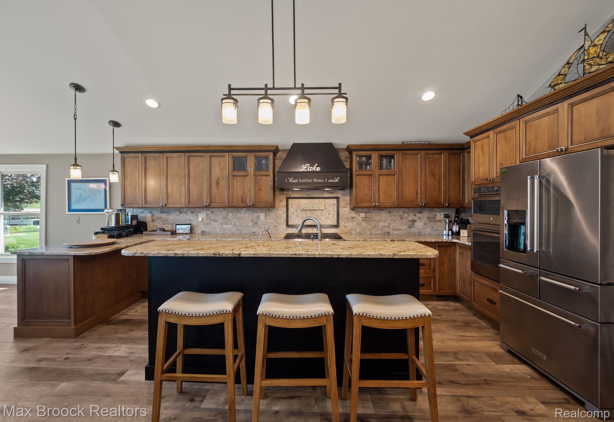 4295 Shoreview Lane