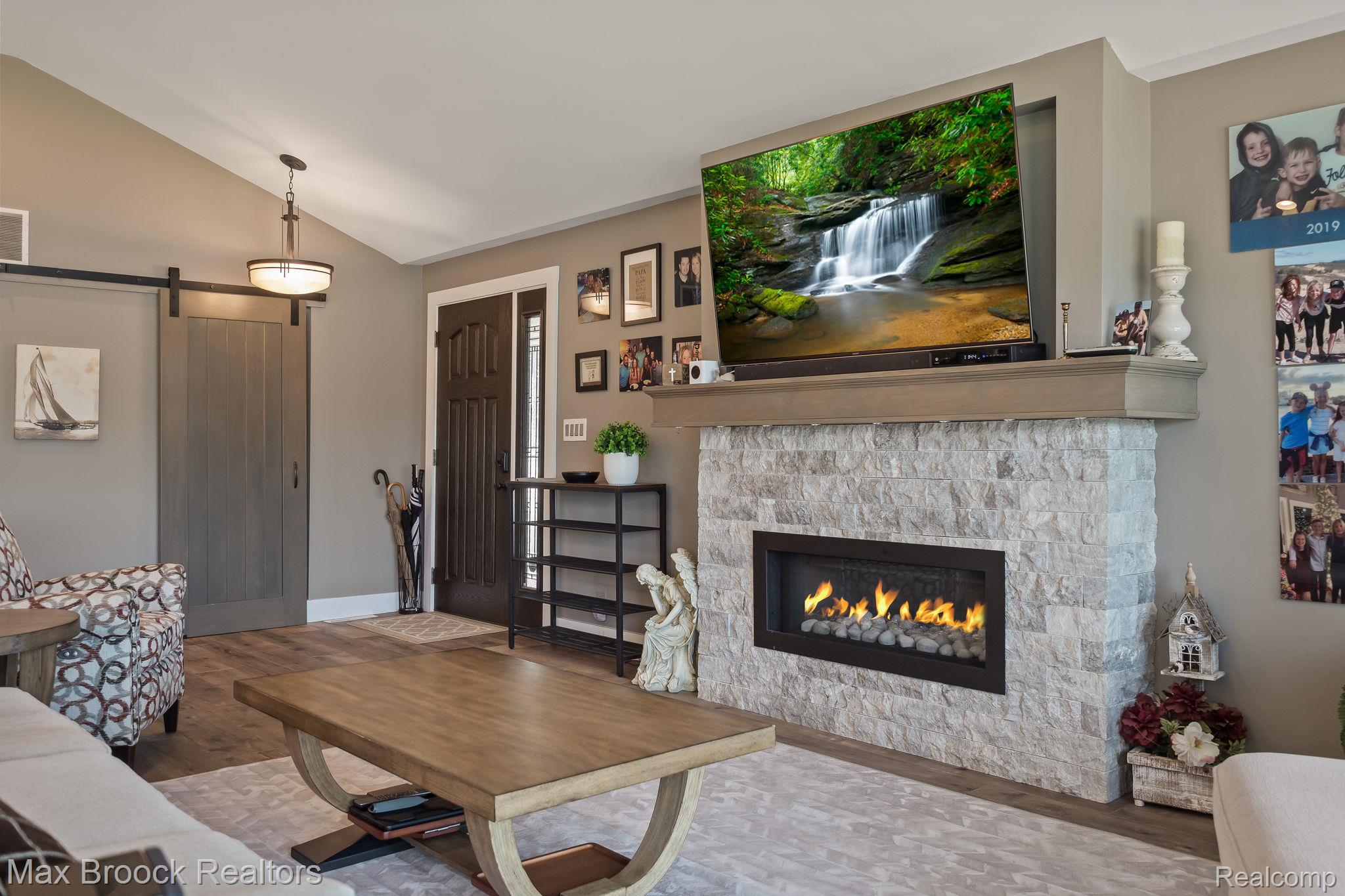 4295 Shoreview Lane