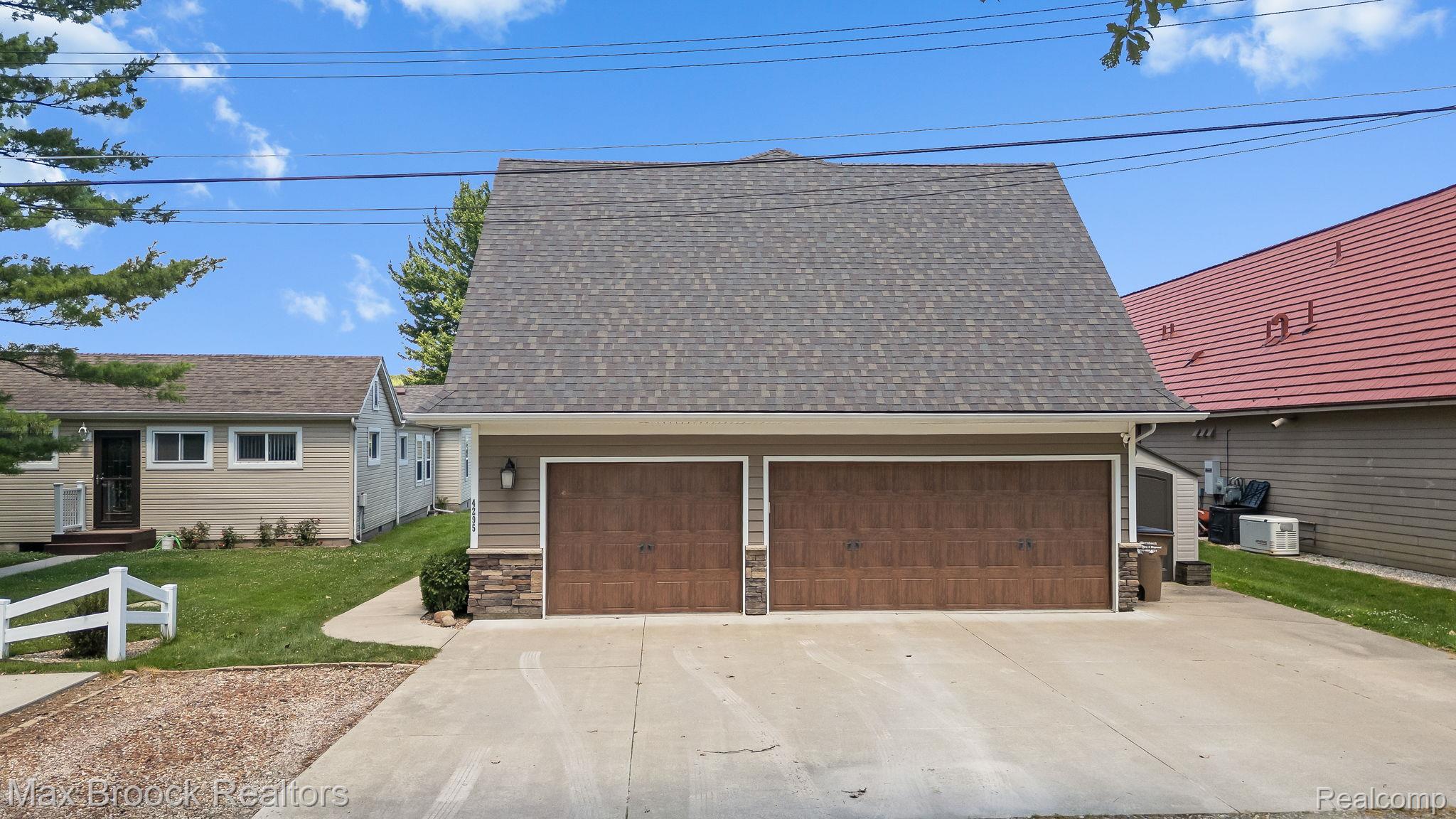 4295 Shoreview Lane