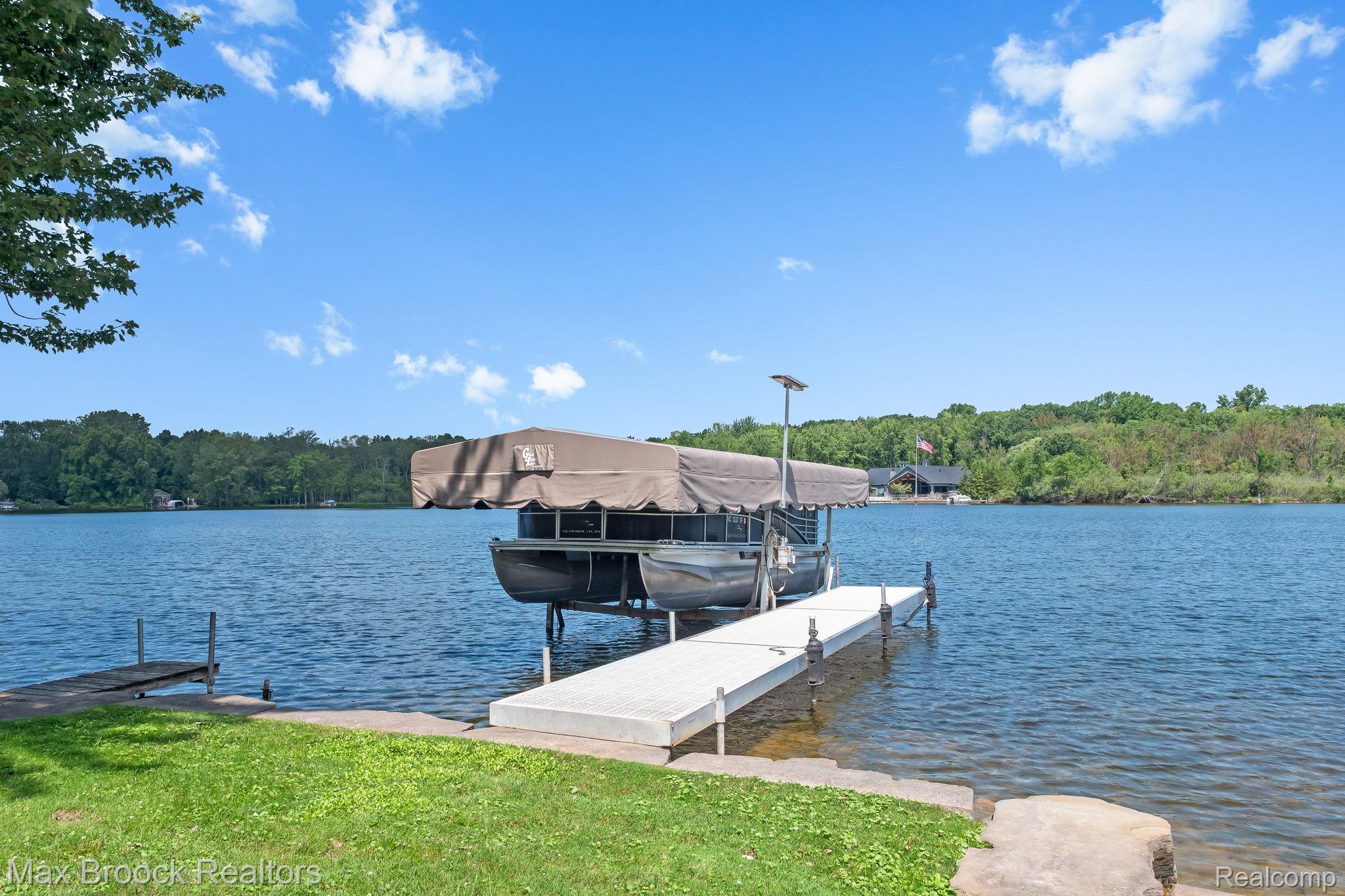 4295 Shoreview Lane