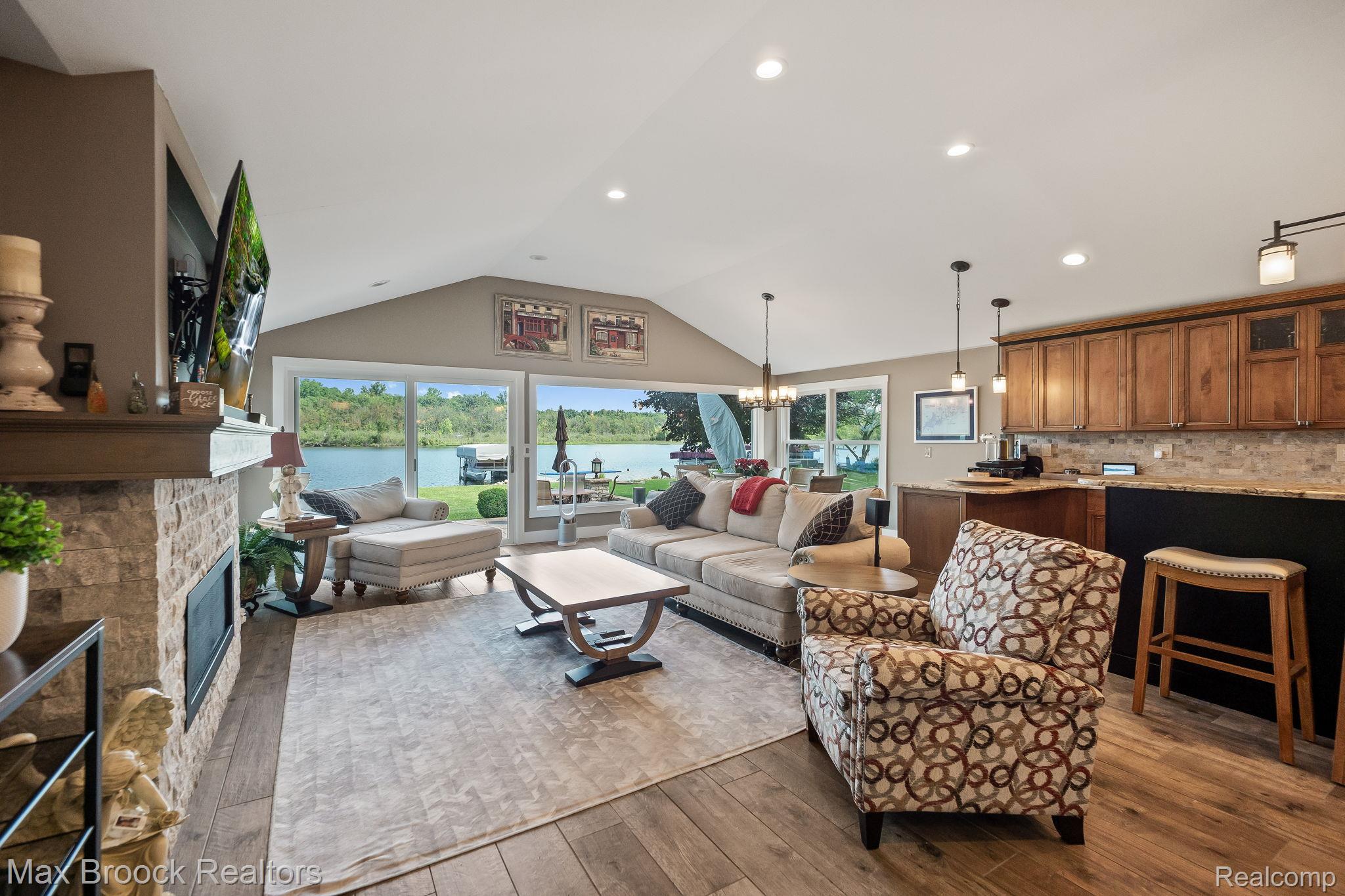 4295 Shoreview Lane