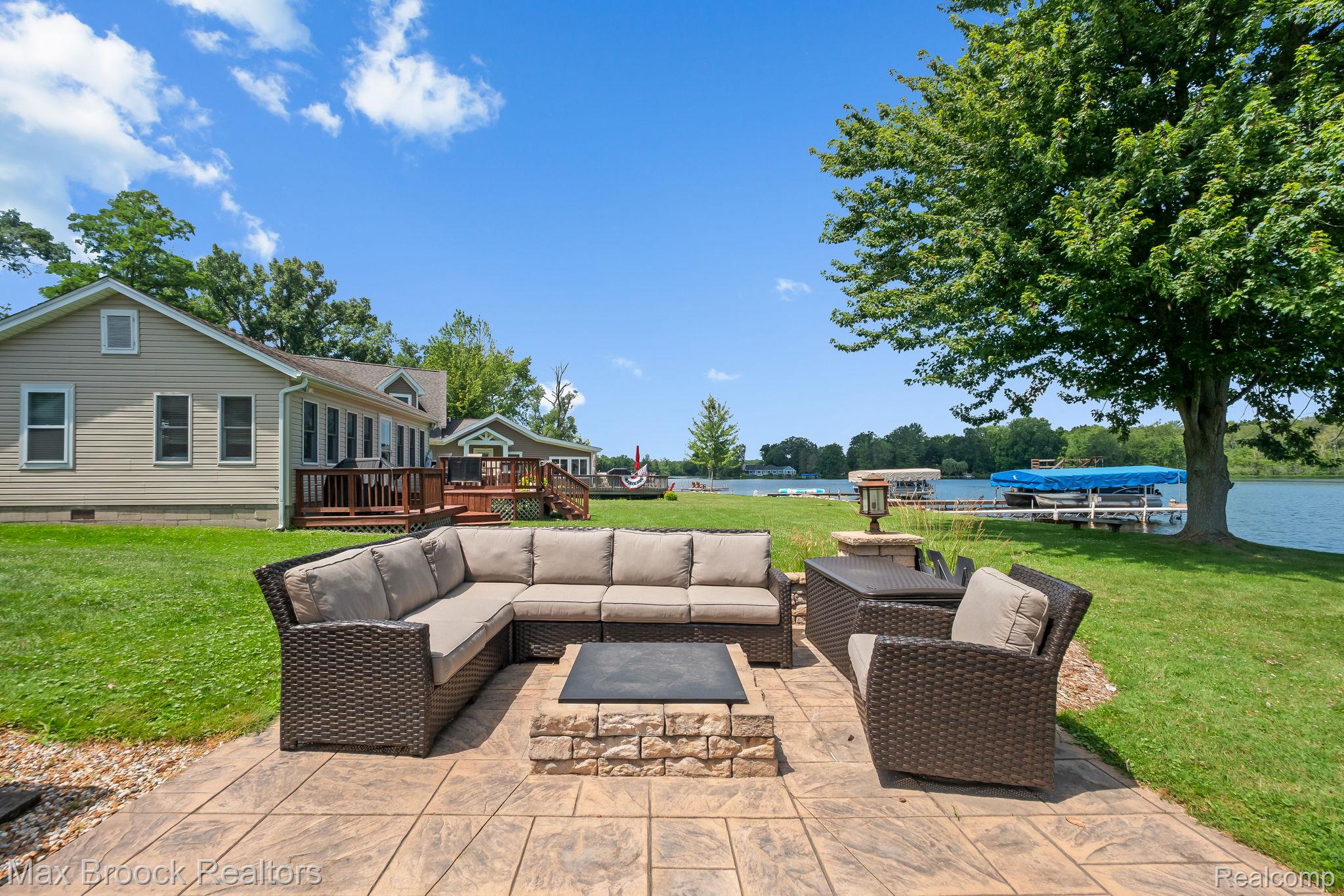 4295 Shoreview Lane