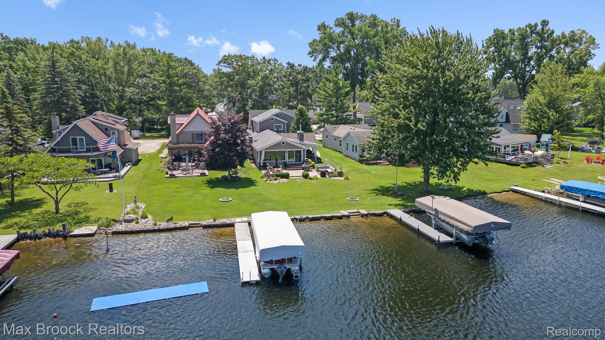 4295 Shoreview Lane