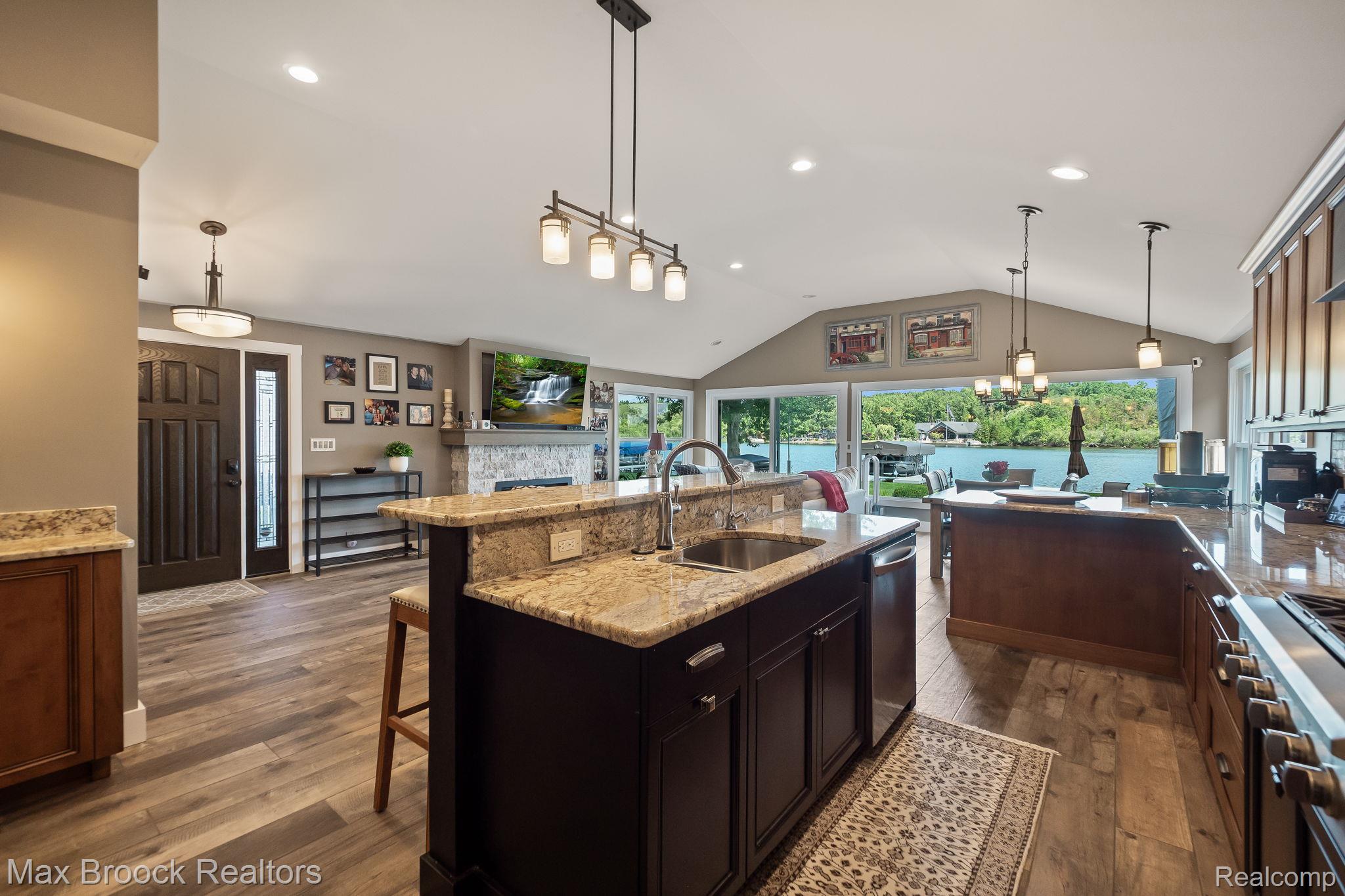4295 Shoreview Lane