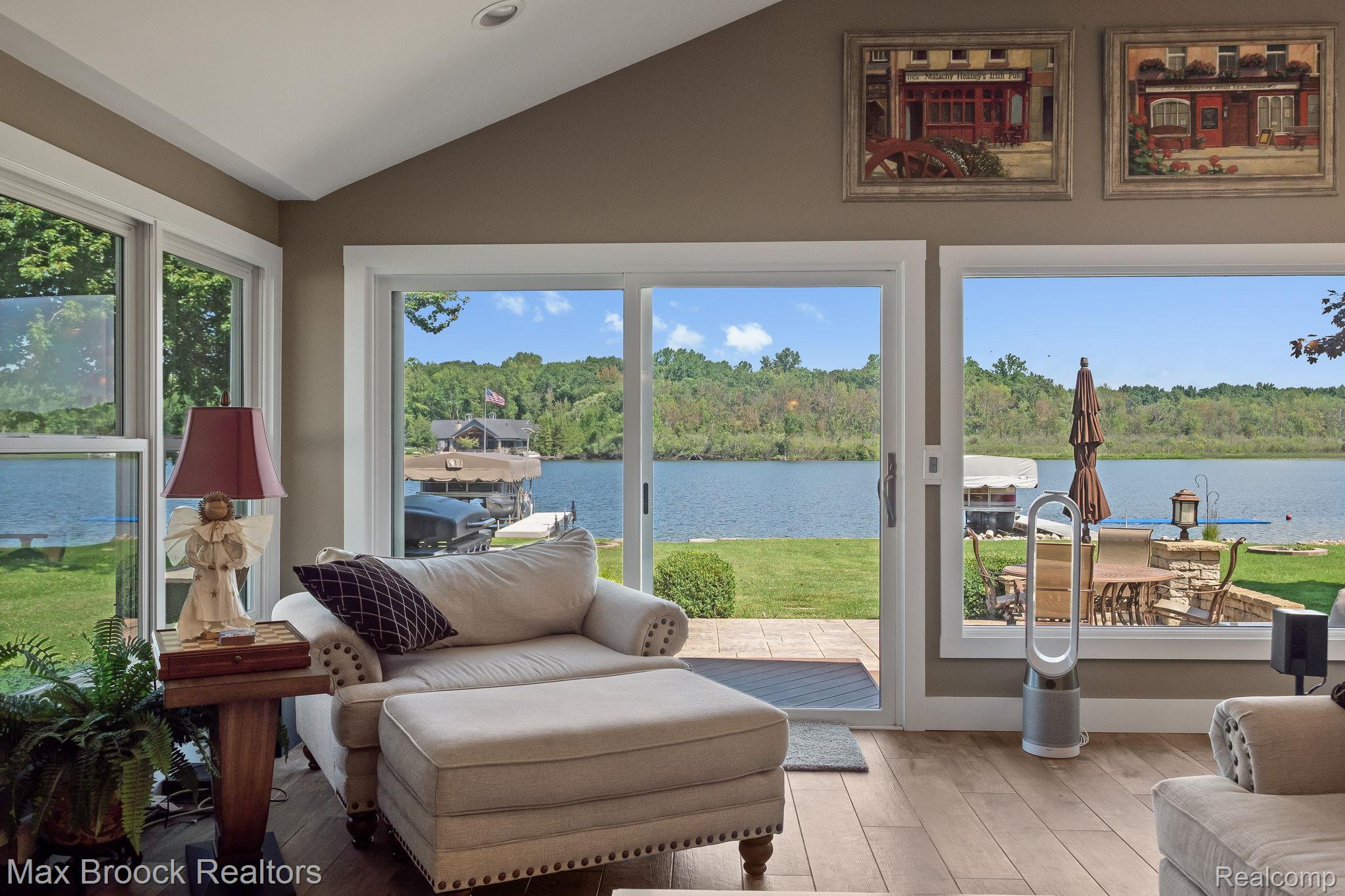 4295 Shoreview Lane