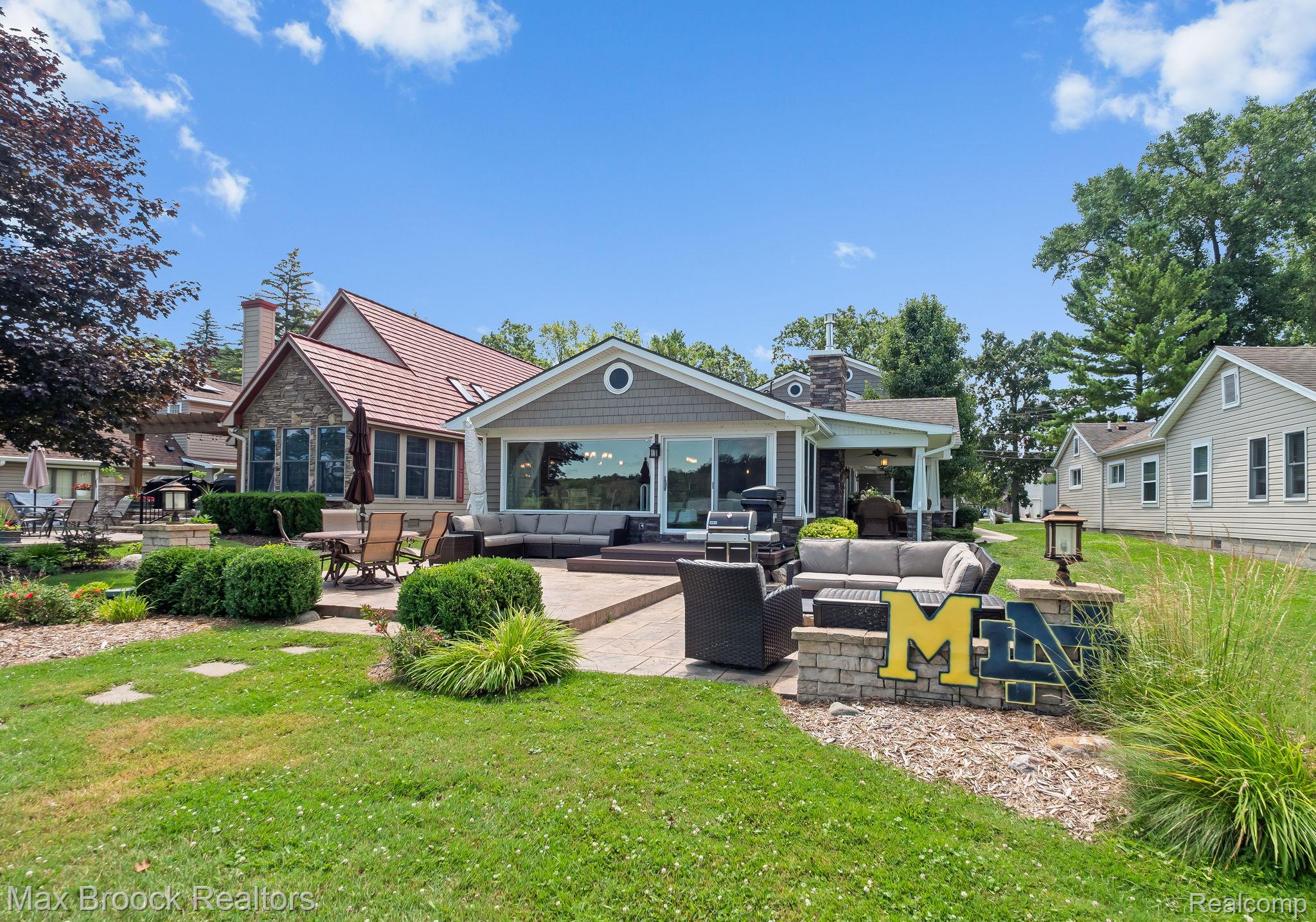 4295 Shoreview Lane