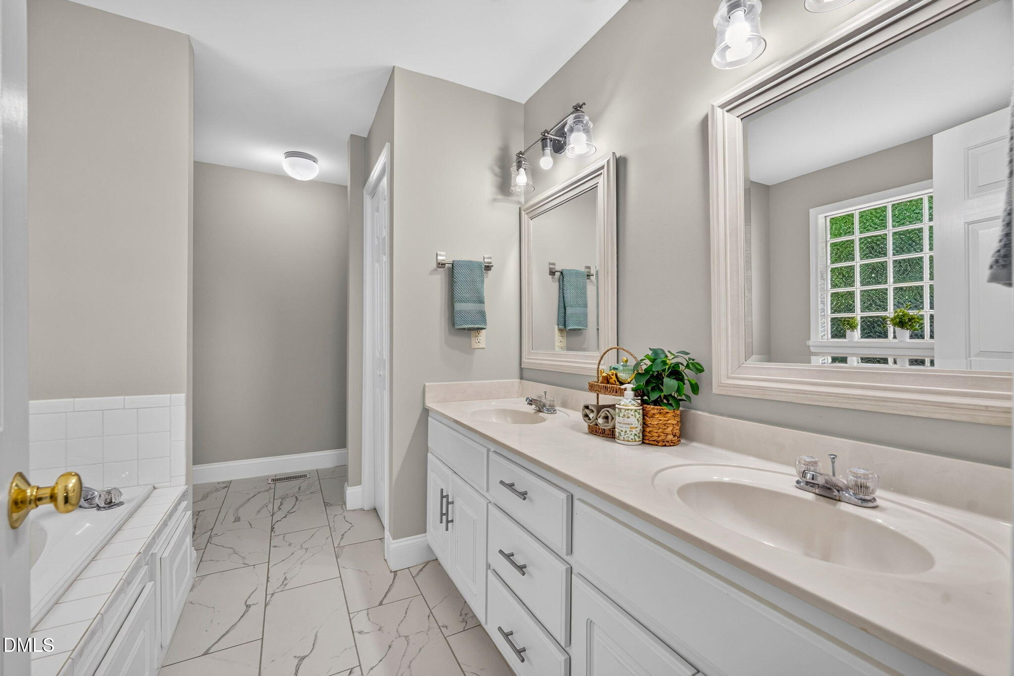 6817 Oviedo Dr - Raleigh, NC (Sun Ridge Farm)