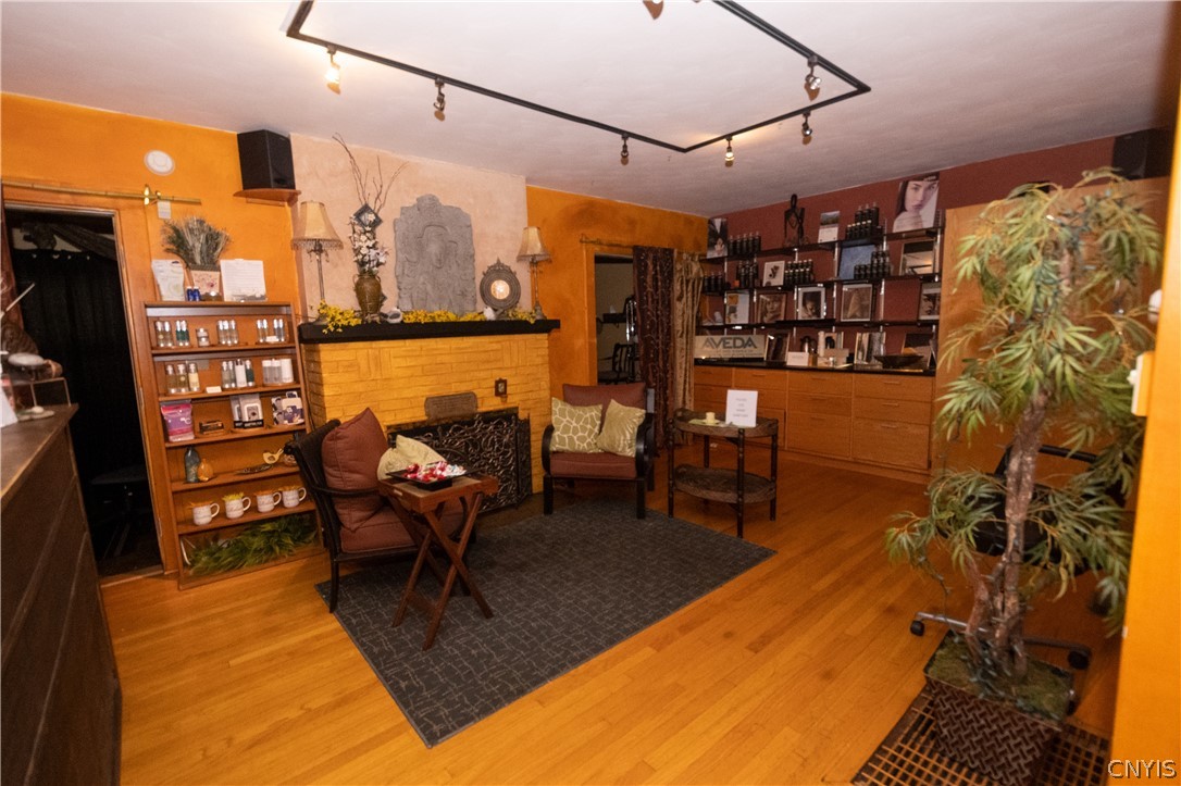 1735 W GENESEE Street