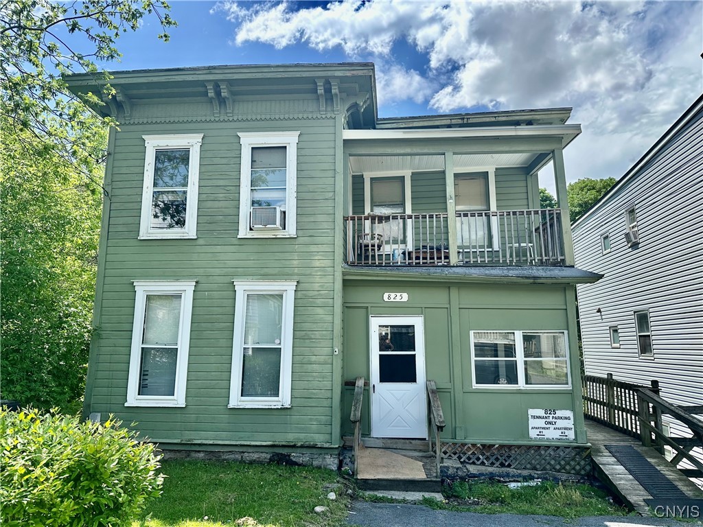823 Oak Street