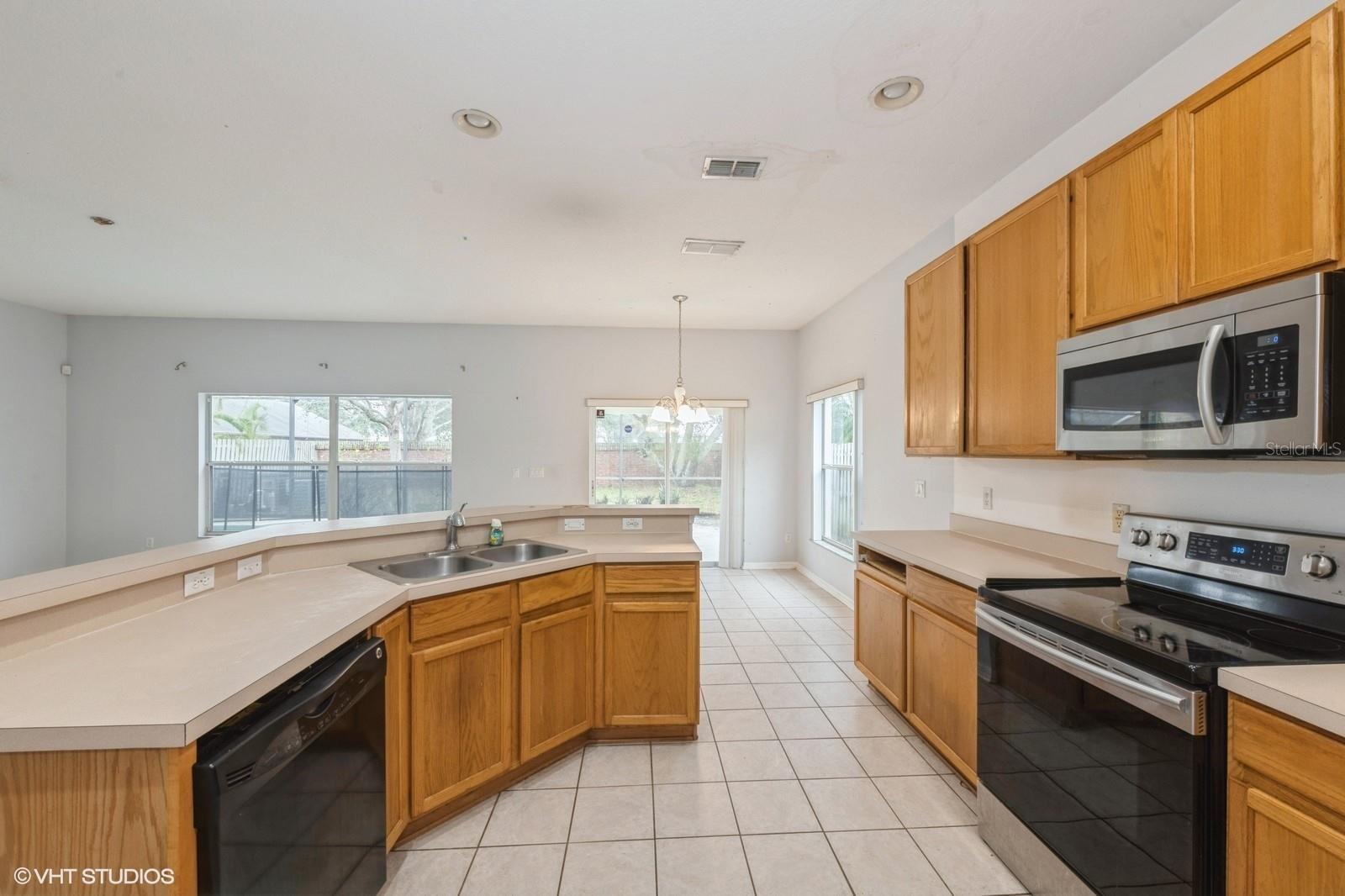 8476 LAKE AMHURST TRL