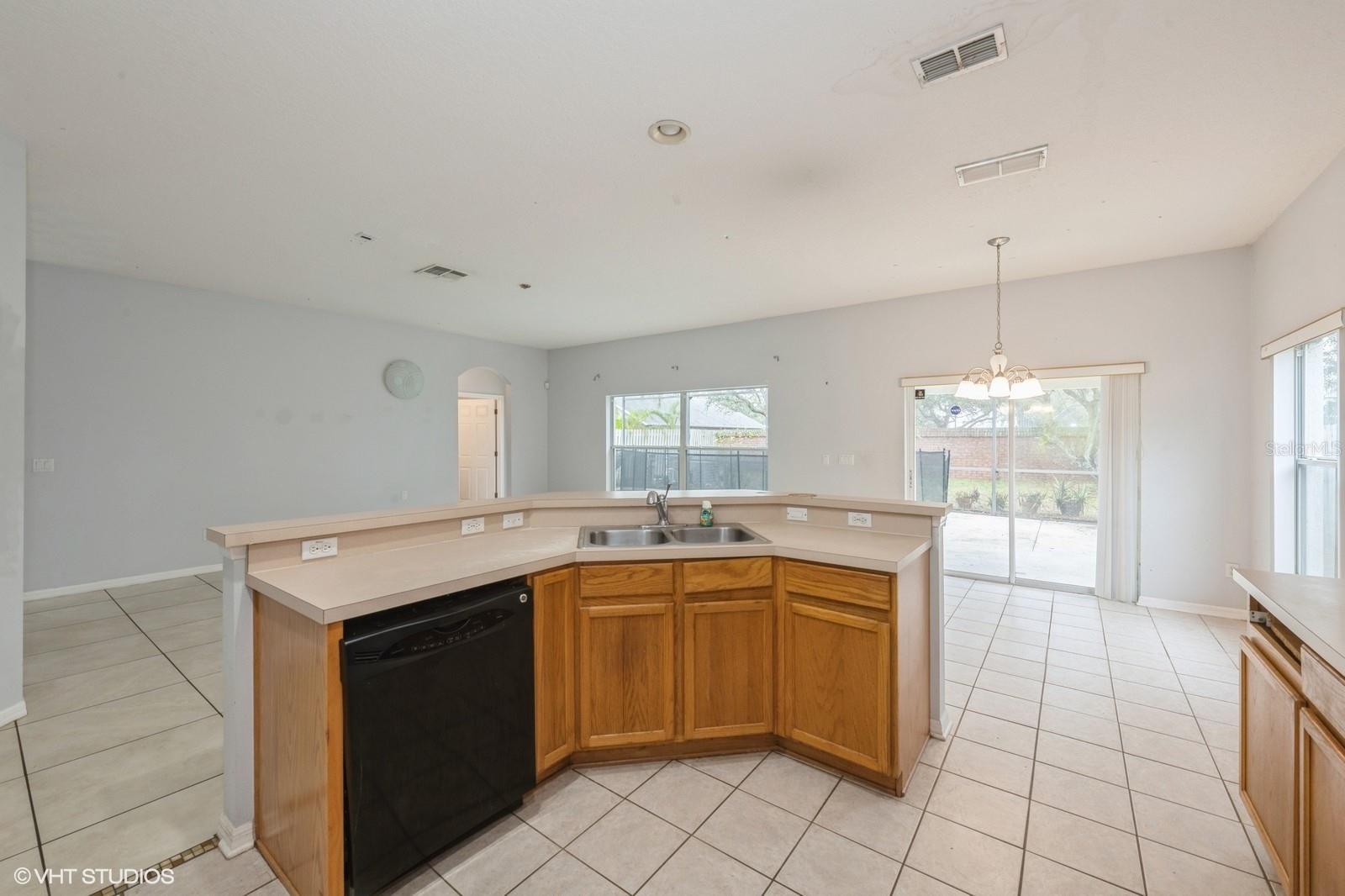 8476 LAKE AMHURST TRL