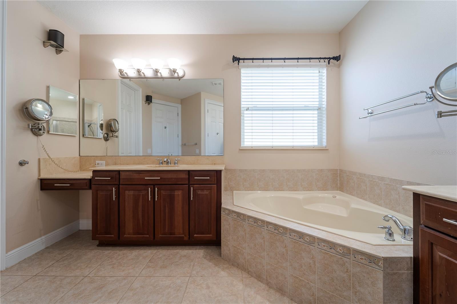 1910 LAKE ROBERTS LANDING DR