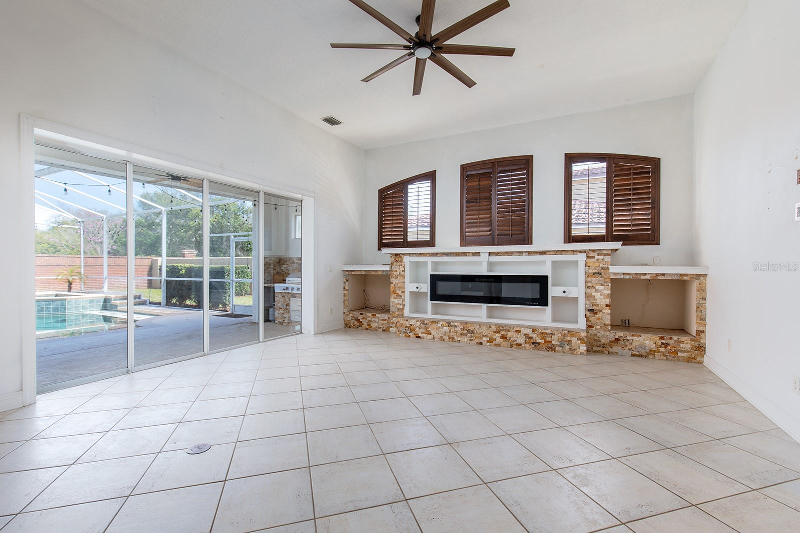 8661 CRESTGATE CIR