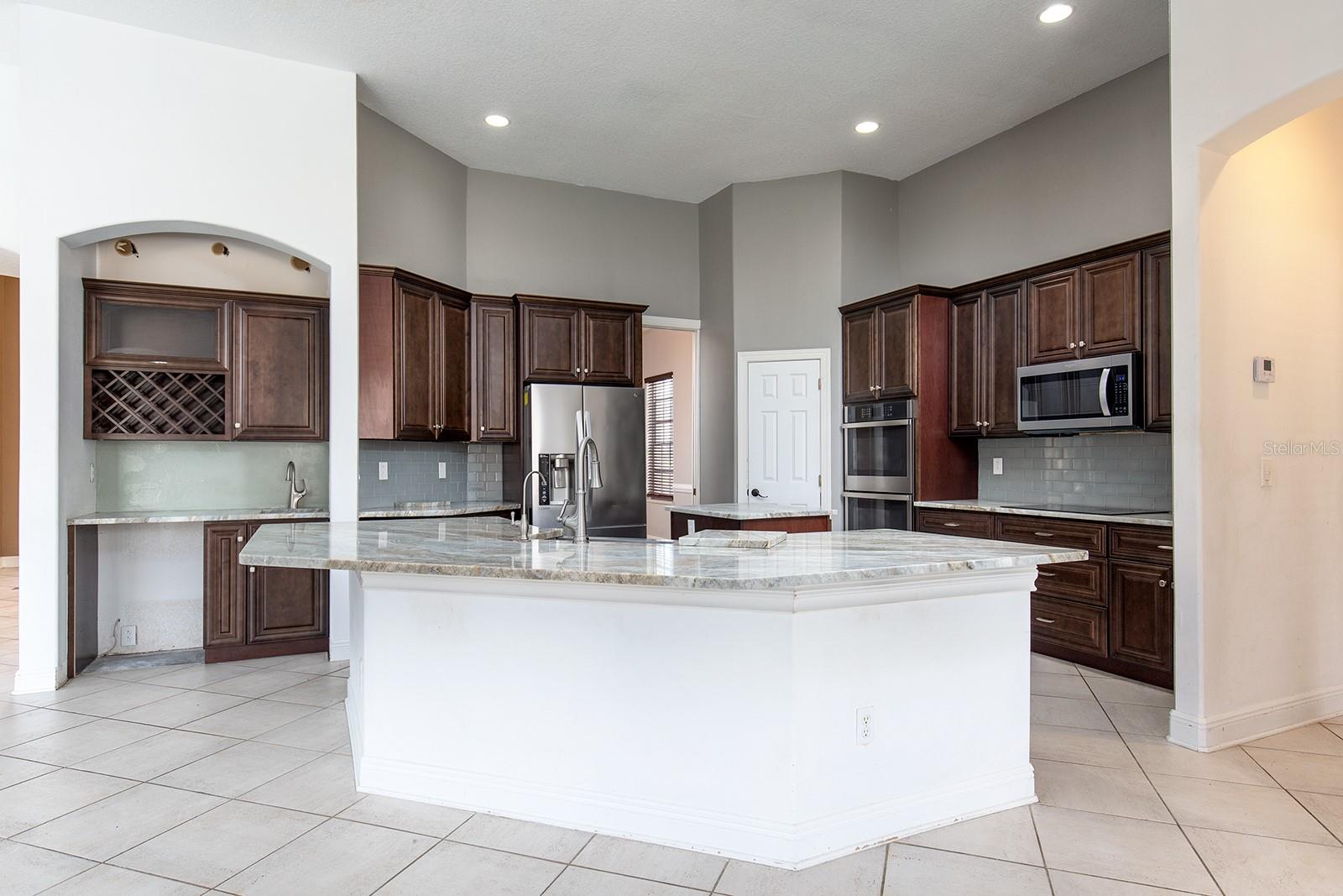 8661 CRESTGATE CIR