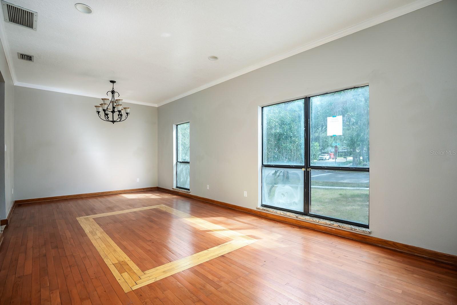 100 CRESTWOOD DR