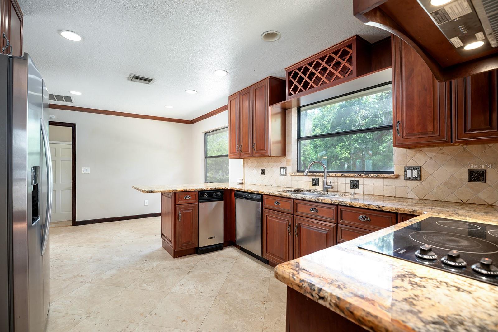 100 CRESTWOOD DR