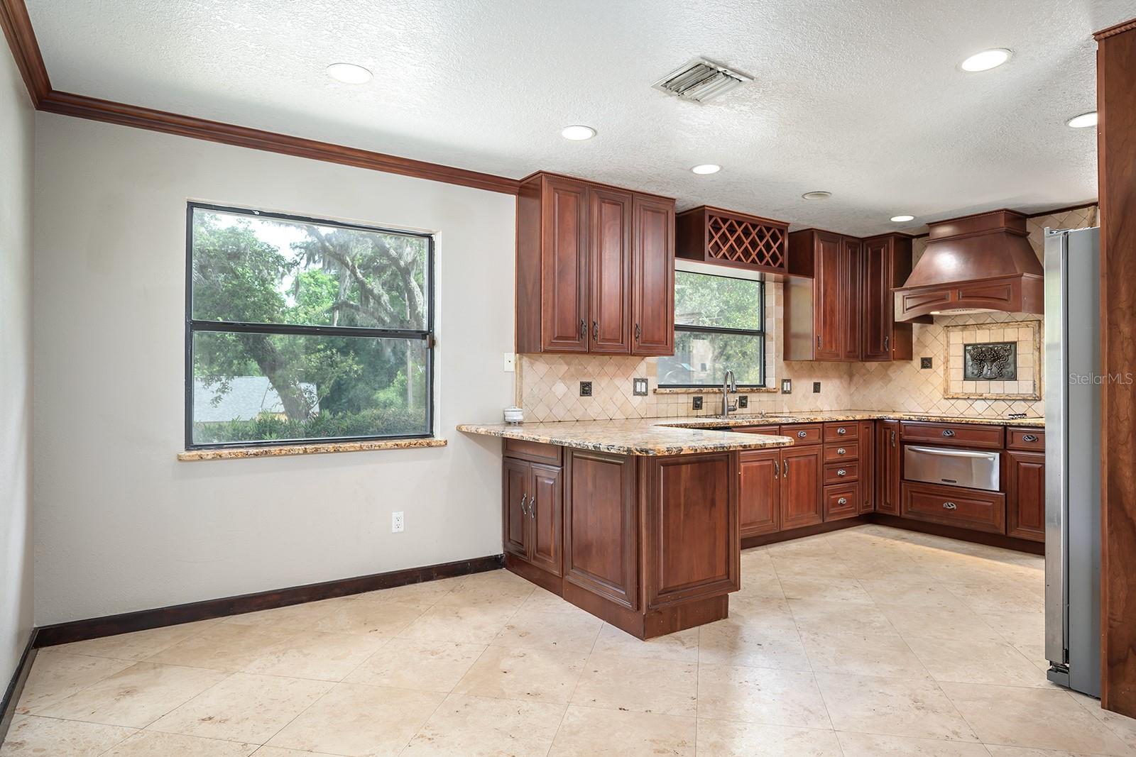 100 CRESTWOOD DR