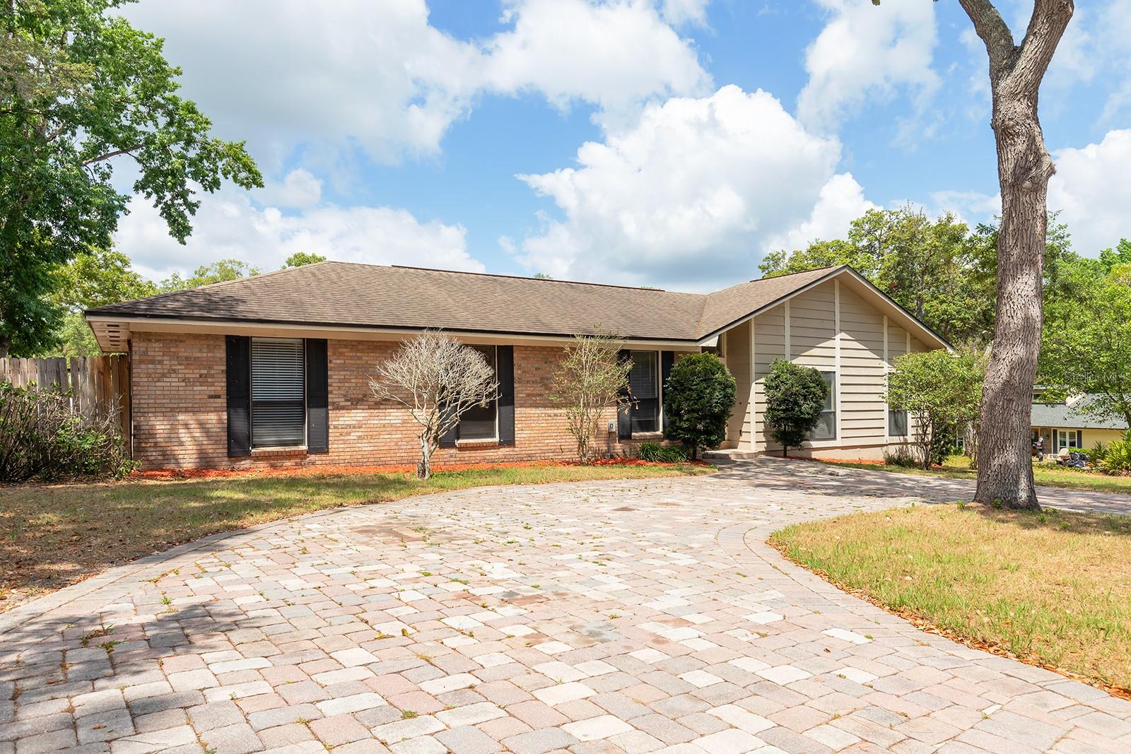 100 CRESTWOOD DR
