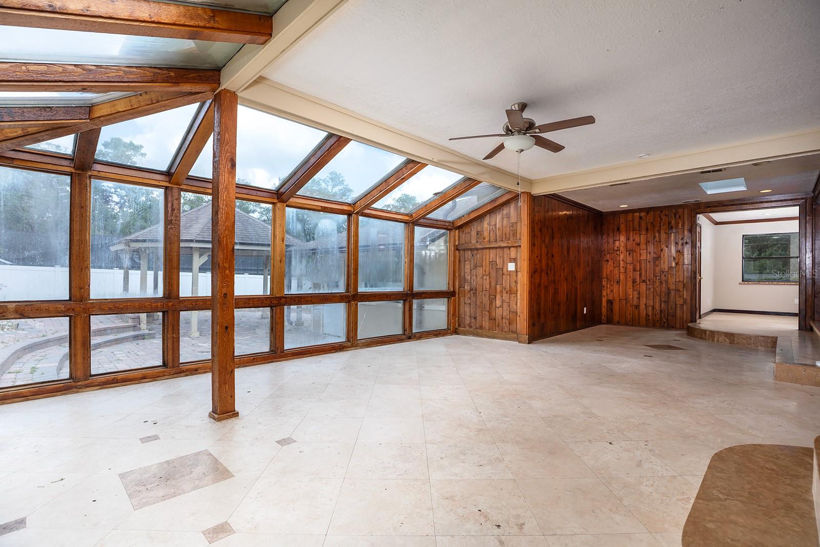 100 CRESTWOOD DR