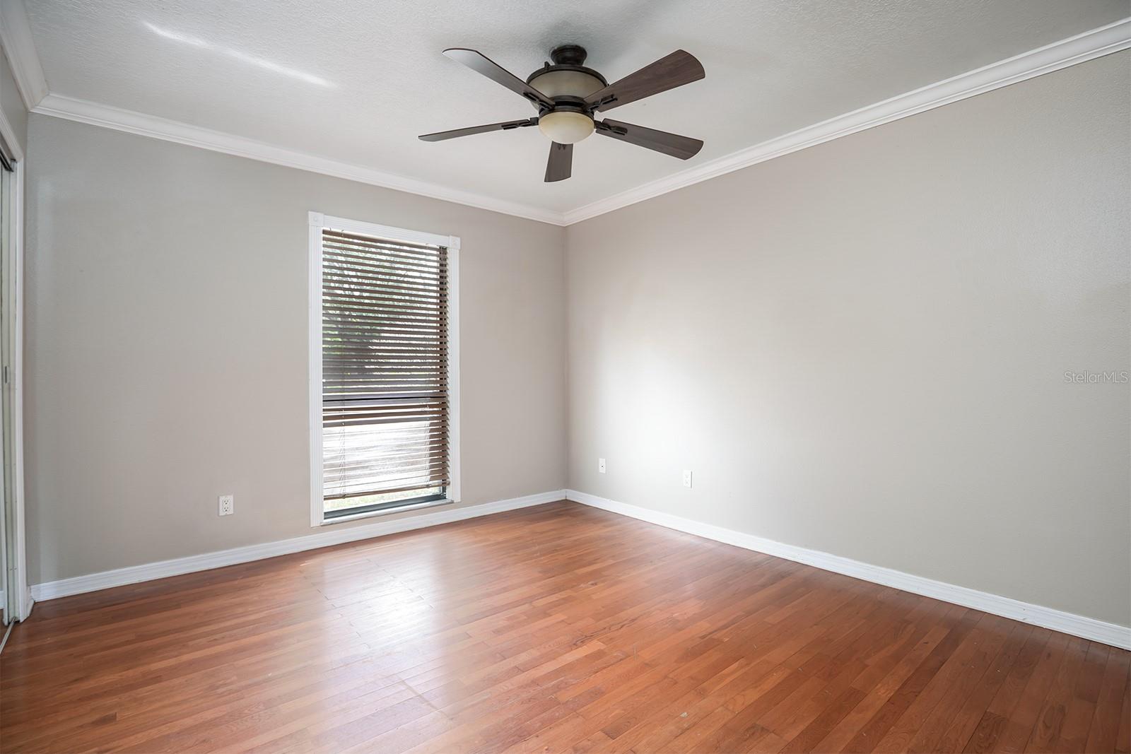 100 CRESTWOOD DR