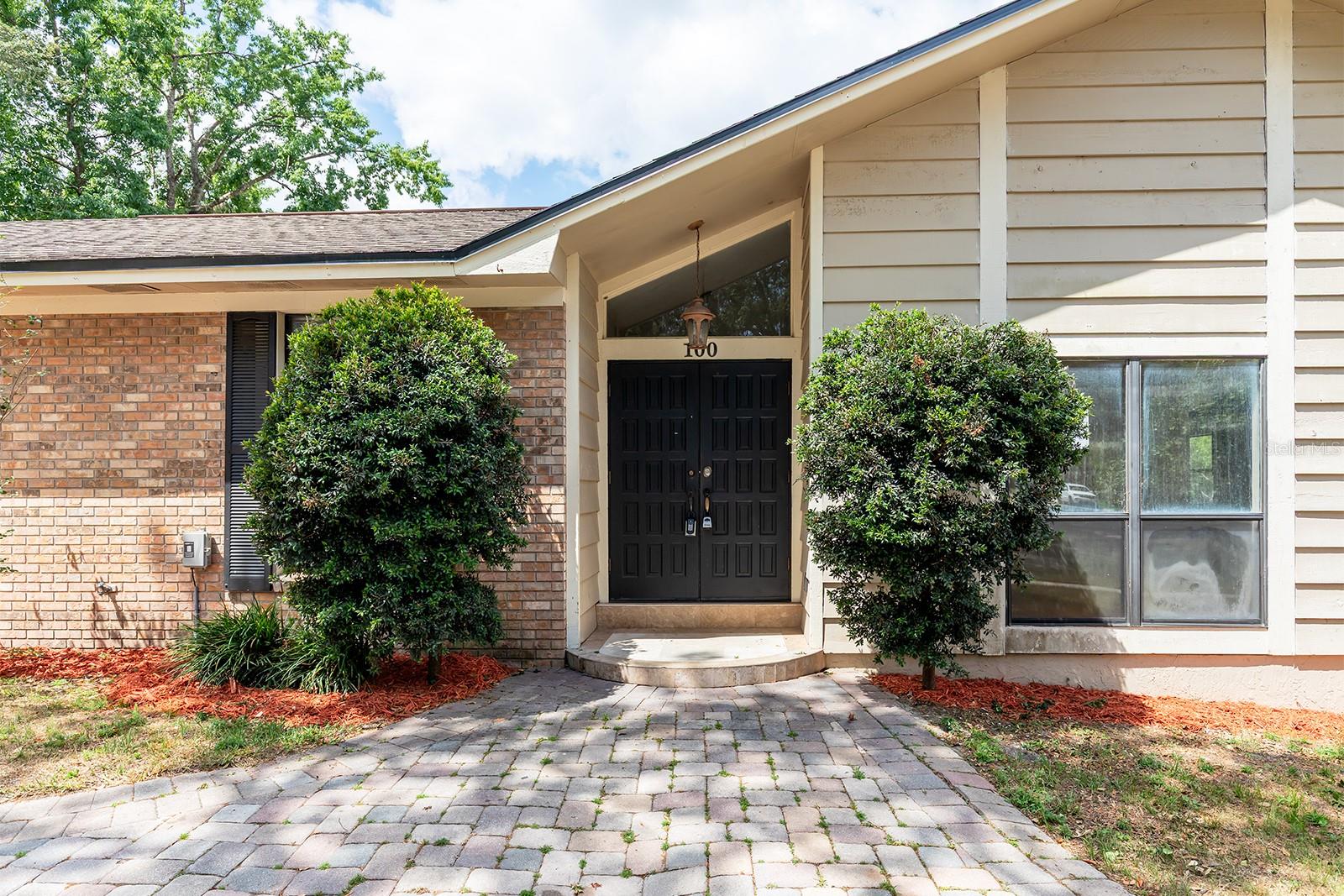 100 CRESTWOOD DR