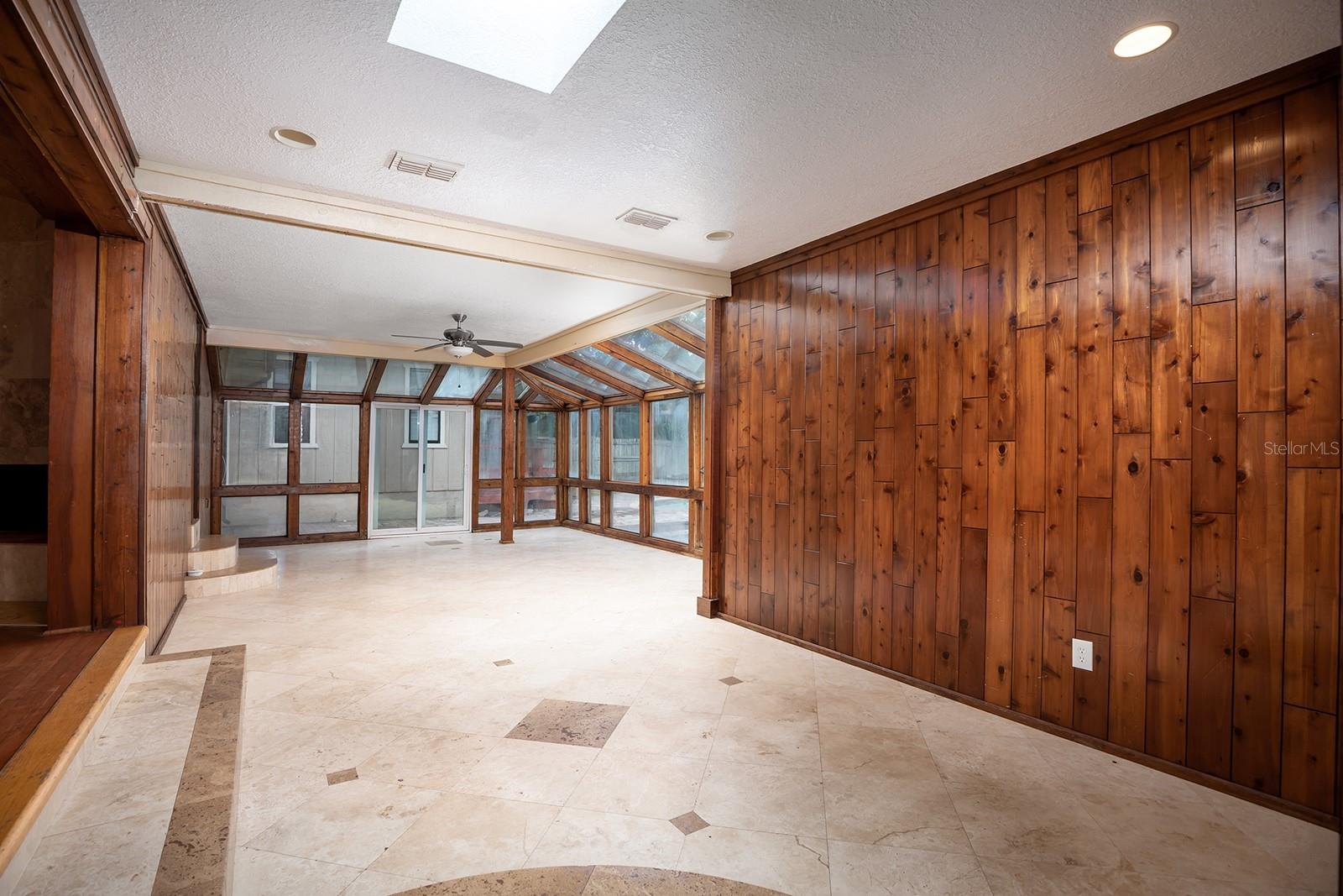 100 CRESTWOOD DR