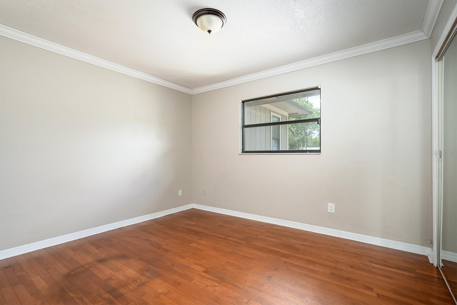 100 CRESTWOOD DR