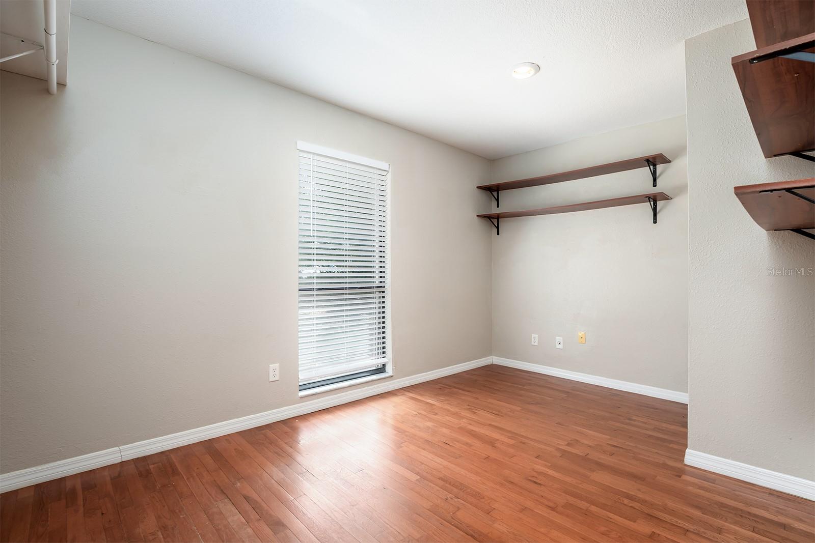 100 CRESTWOOD DR
