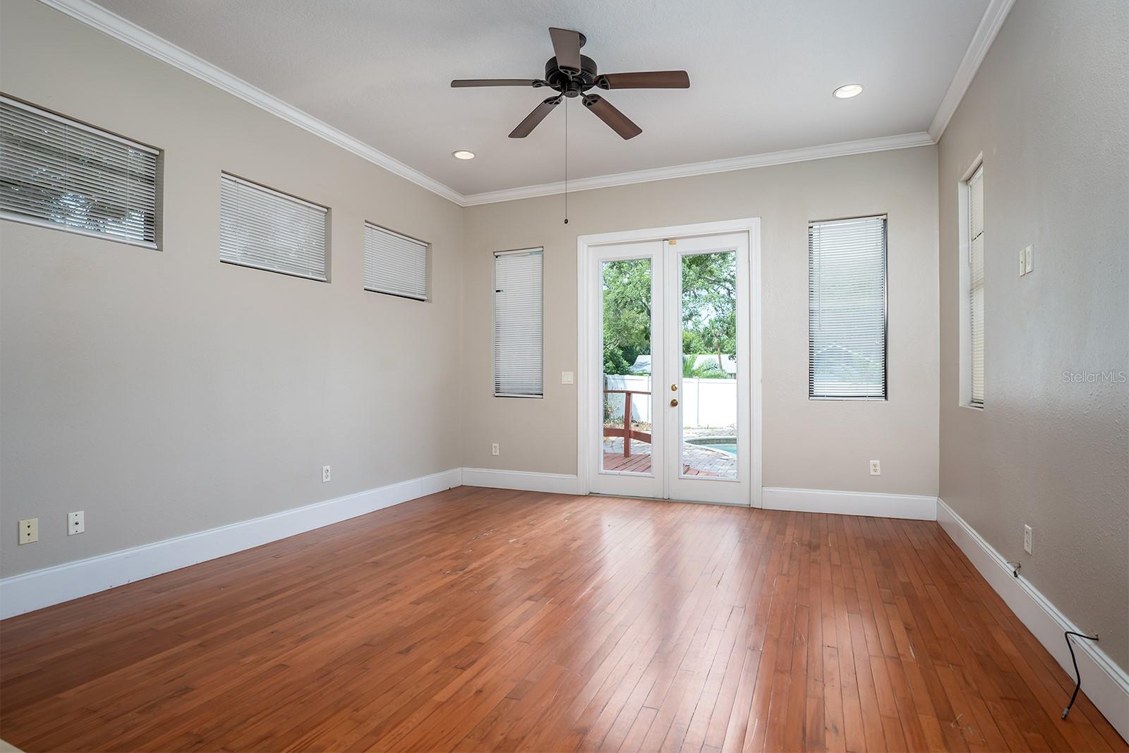 100 CRESTWOOD DR