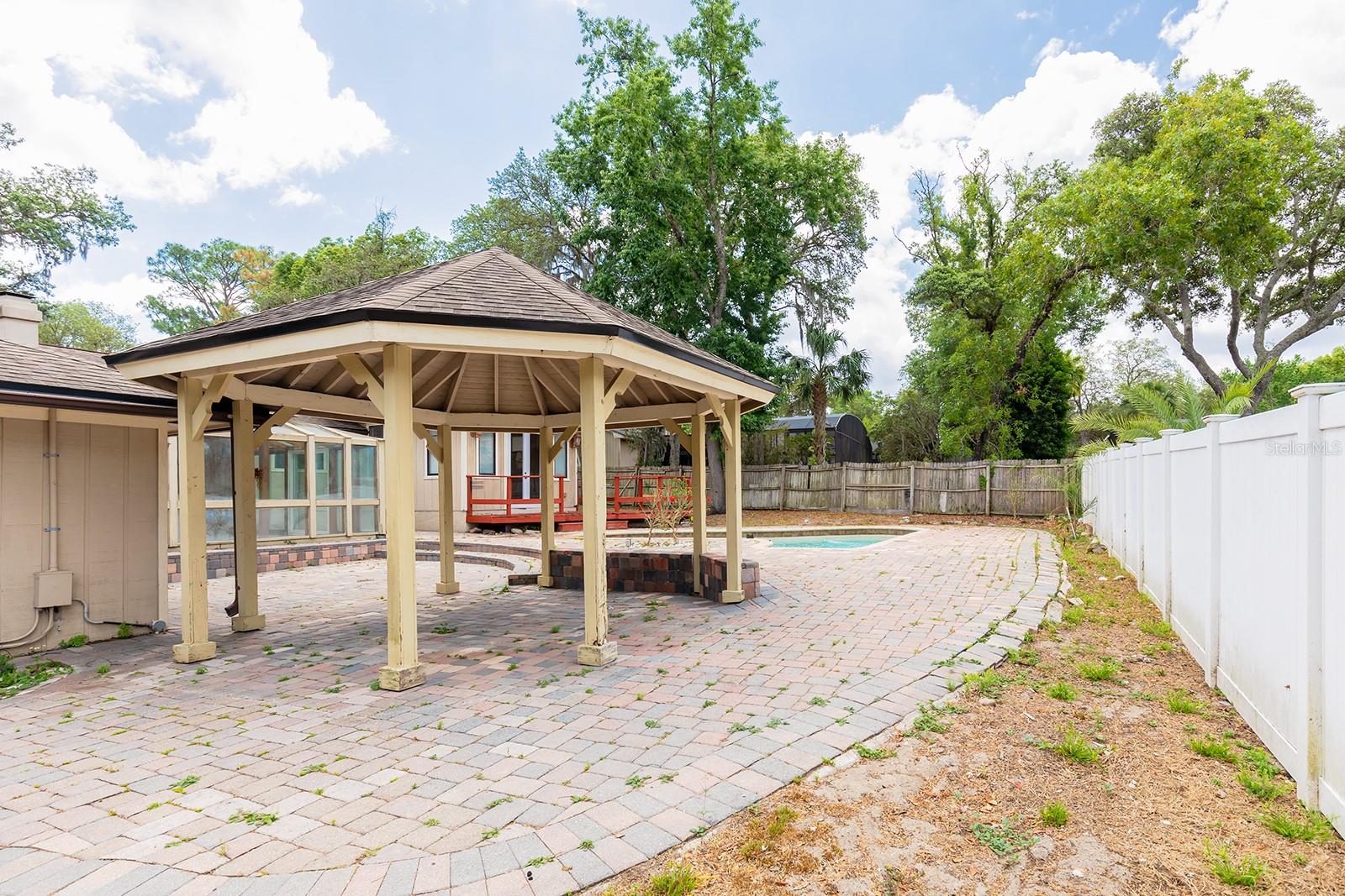 100 CRESTWOOD DR