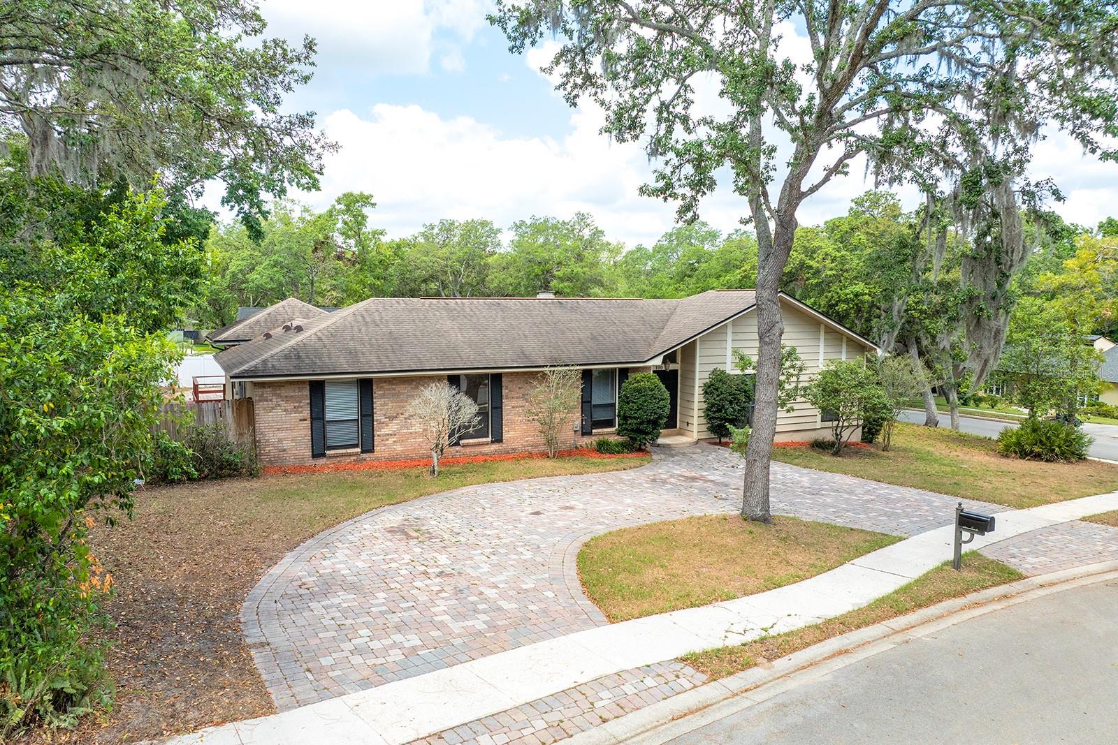 100 CRESTWOOD DR
