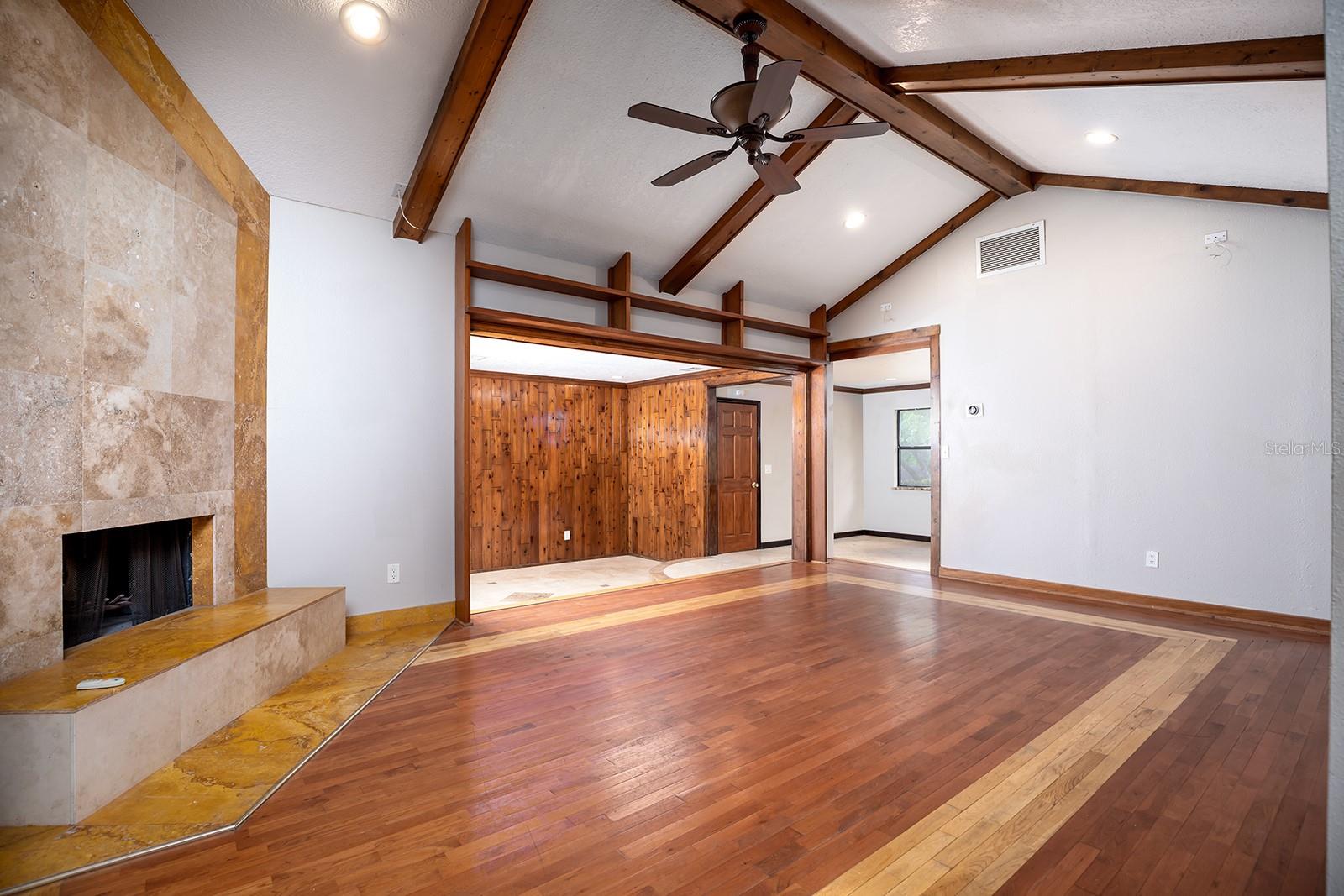 100 CRESTWOOD DR