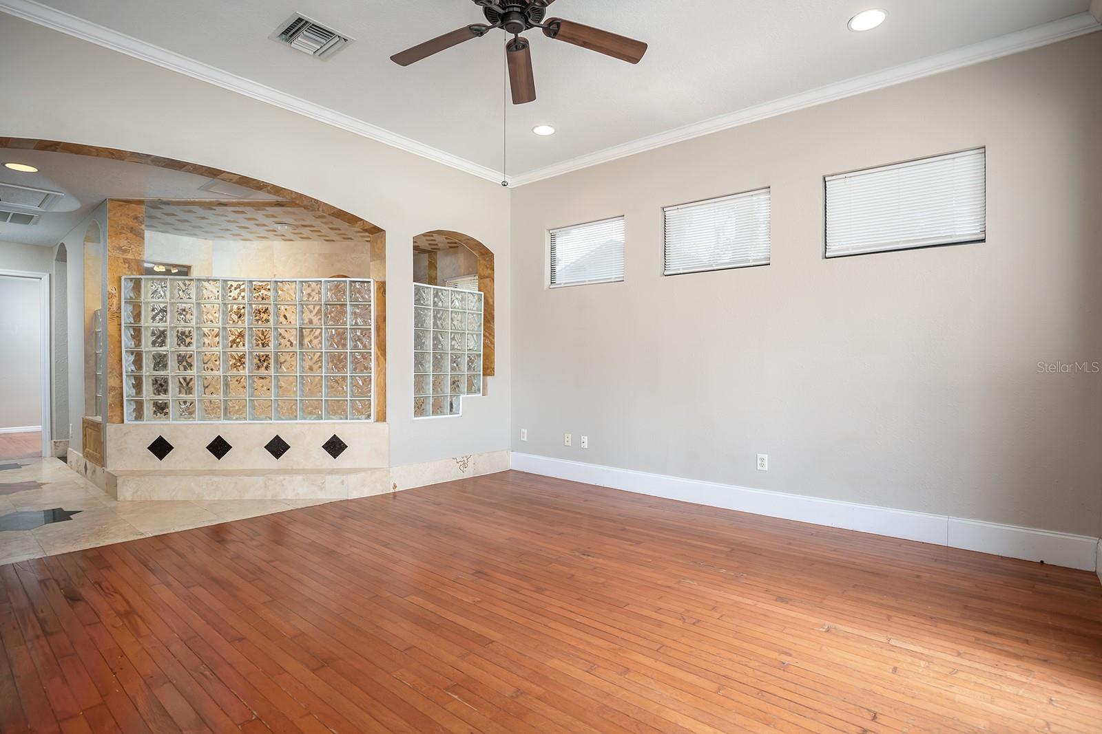 100 CRESTWOOD DR