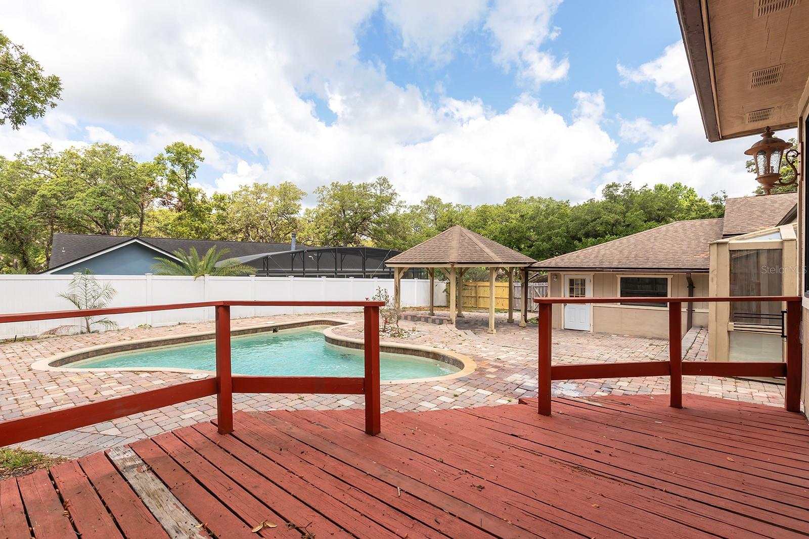 100 CRESTWOOD DR