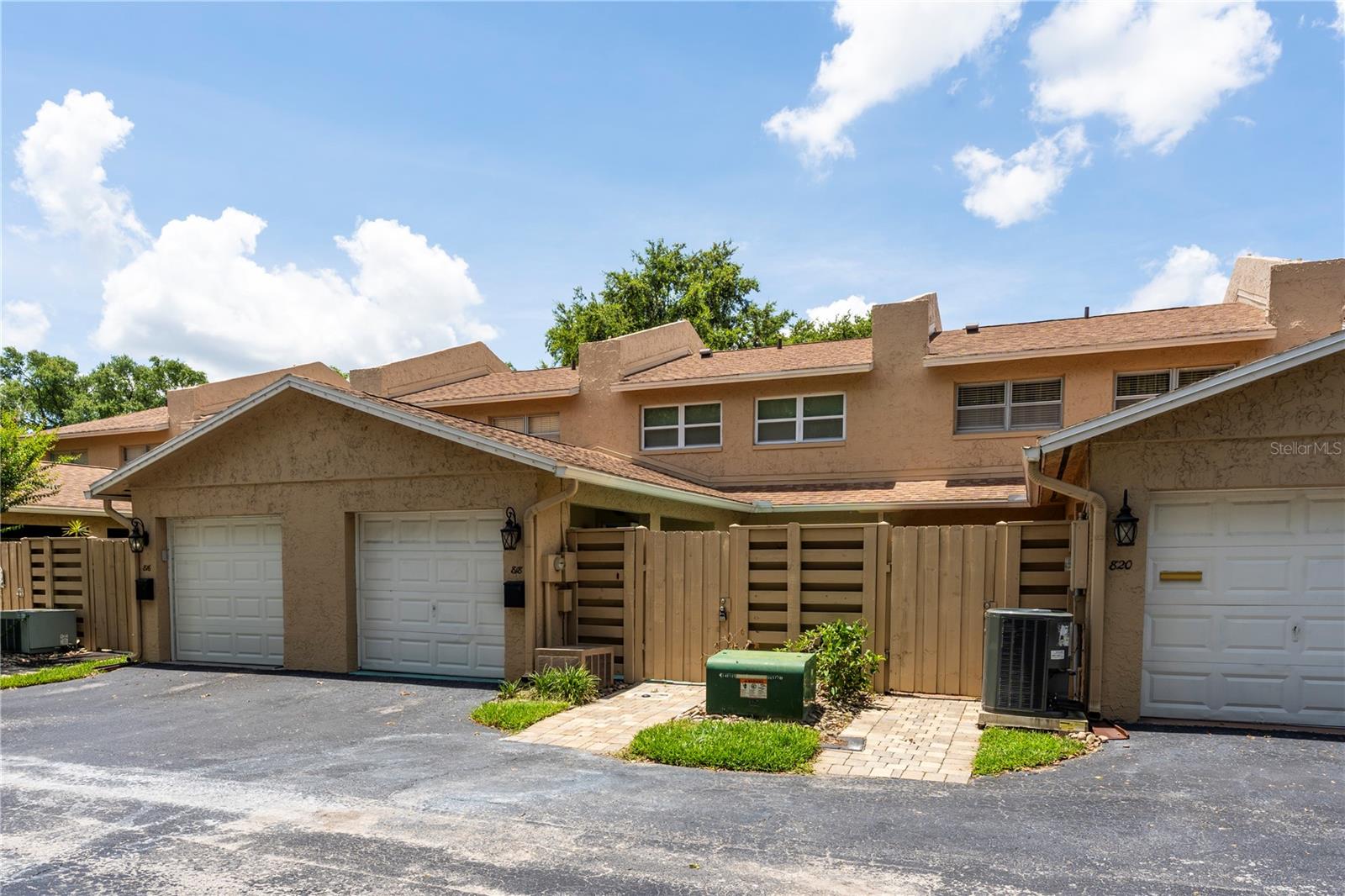 818 PARK LAKE CIR #10