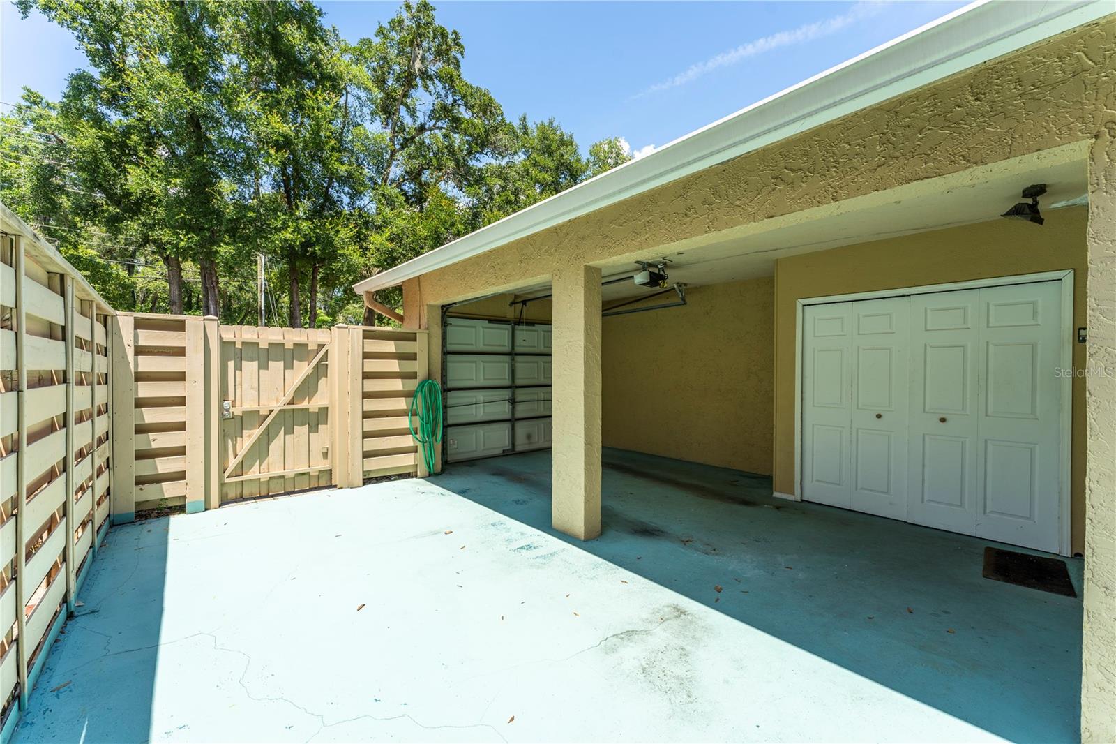 818 PARK LAKE CIR #10