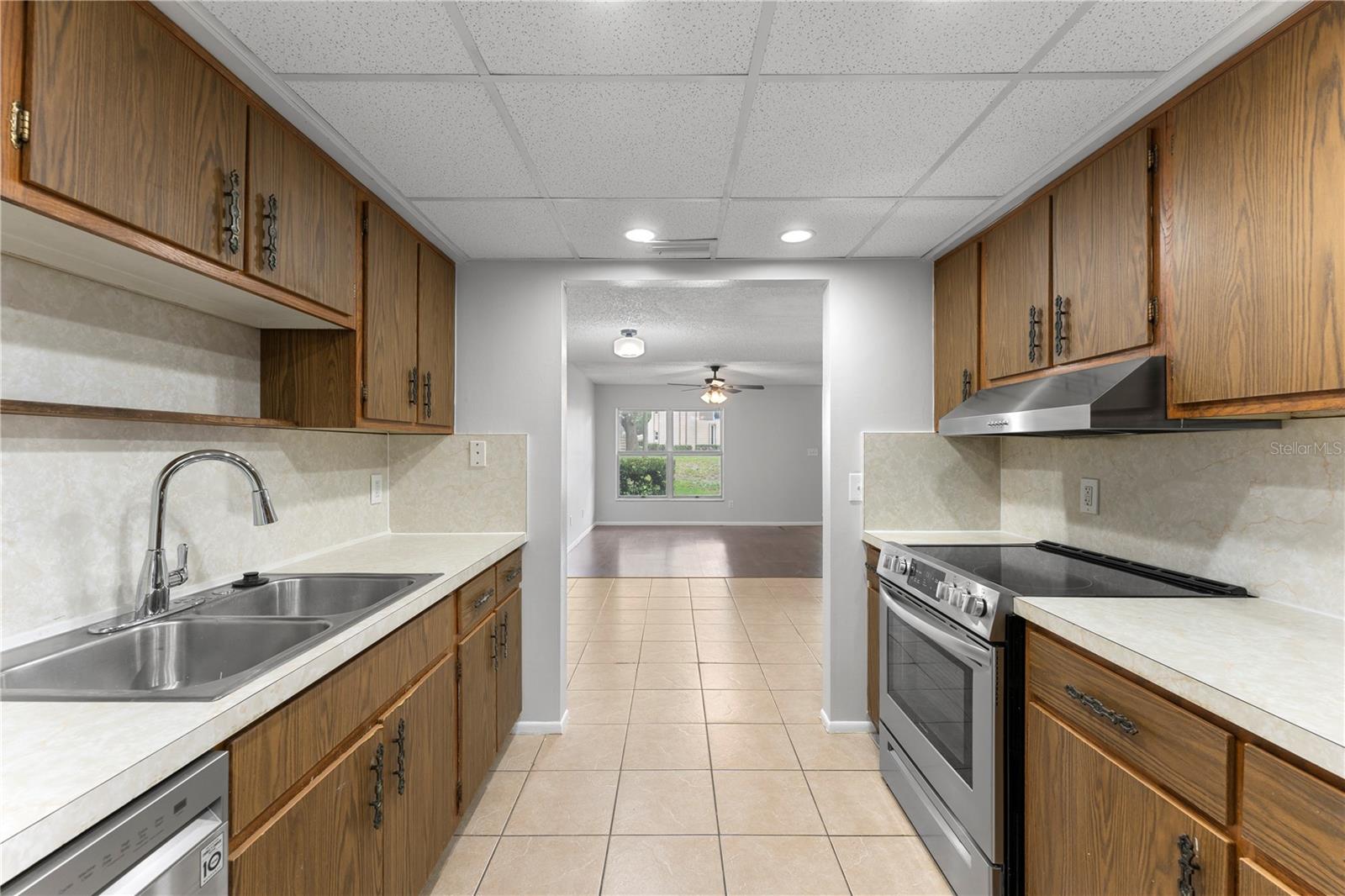 818 PARK LAKE CIR #10